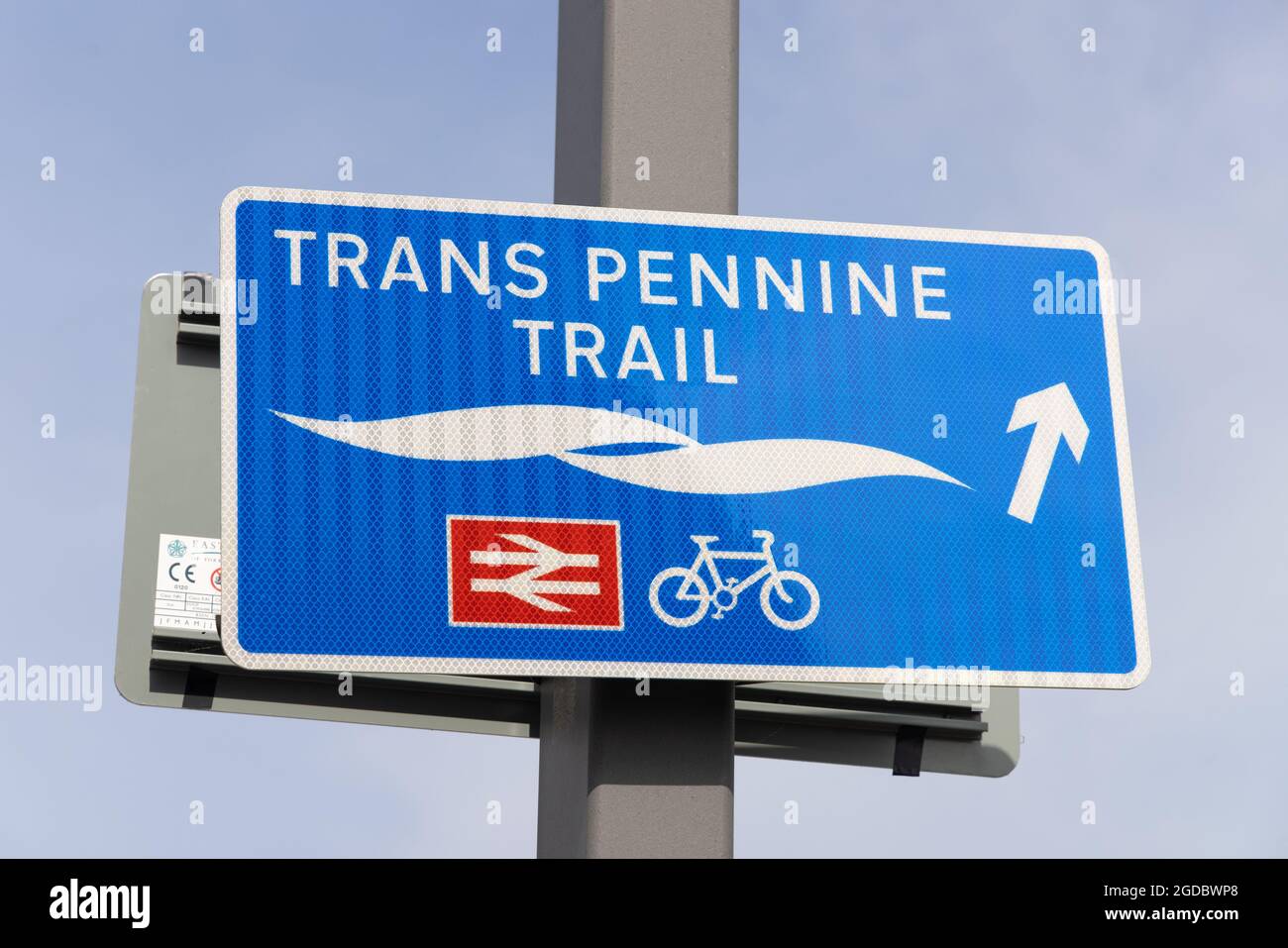 Segnale del percorso trans Pennine Trail, un percorso a lunga distanza che corre da costa a costa attraverso l'Inghilterra settentrionale e parte della National Cycle Route 62. Yorkshire Regno Unito Foto Stock