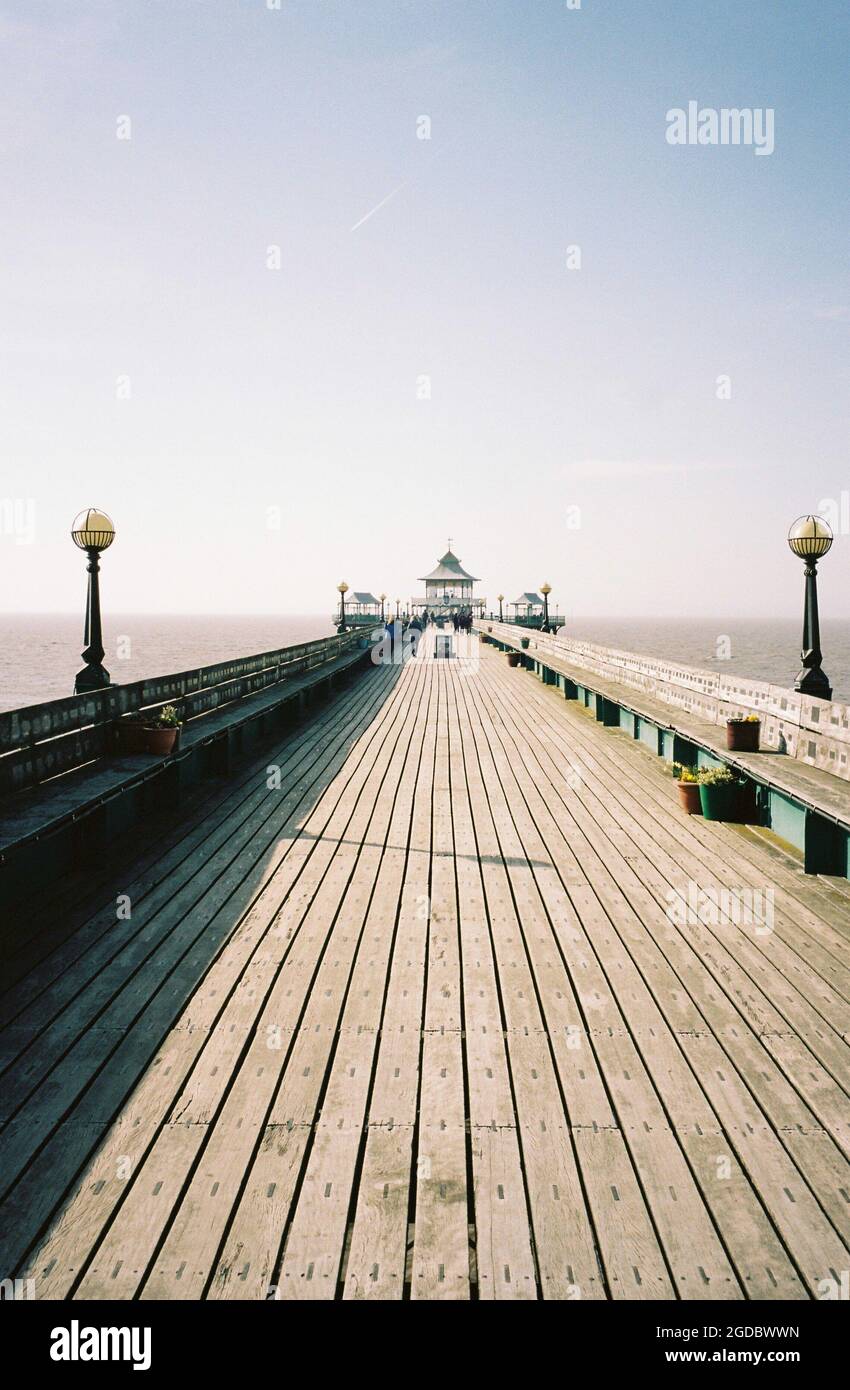 Un lungo scatto prospettico che guarda giù lo storico molo di Clevedon recentemente riattaccato. L'immagine è stata ripresa su una pellicola da 35 mm Foto Stock