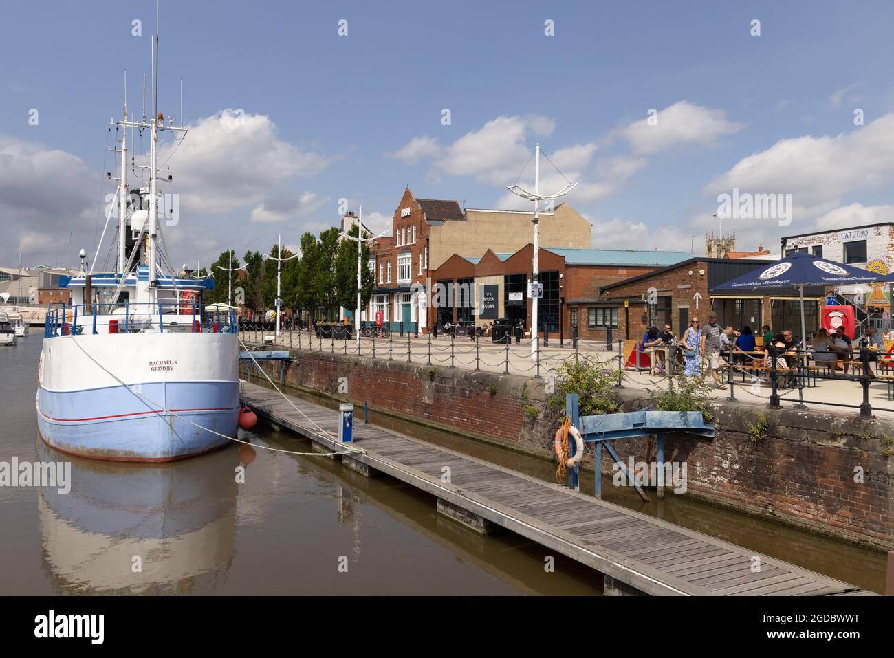 Barche ormeggiate a Hull Marina lungo il lungomare di Hull in una giornata di sole in estate, Hull, Yorkshire Regno Unito Foto Stock