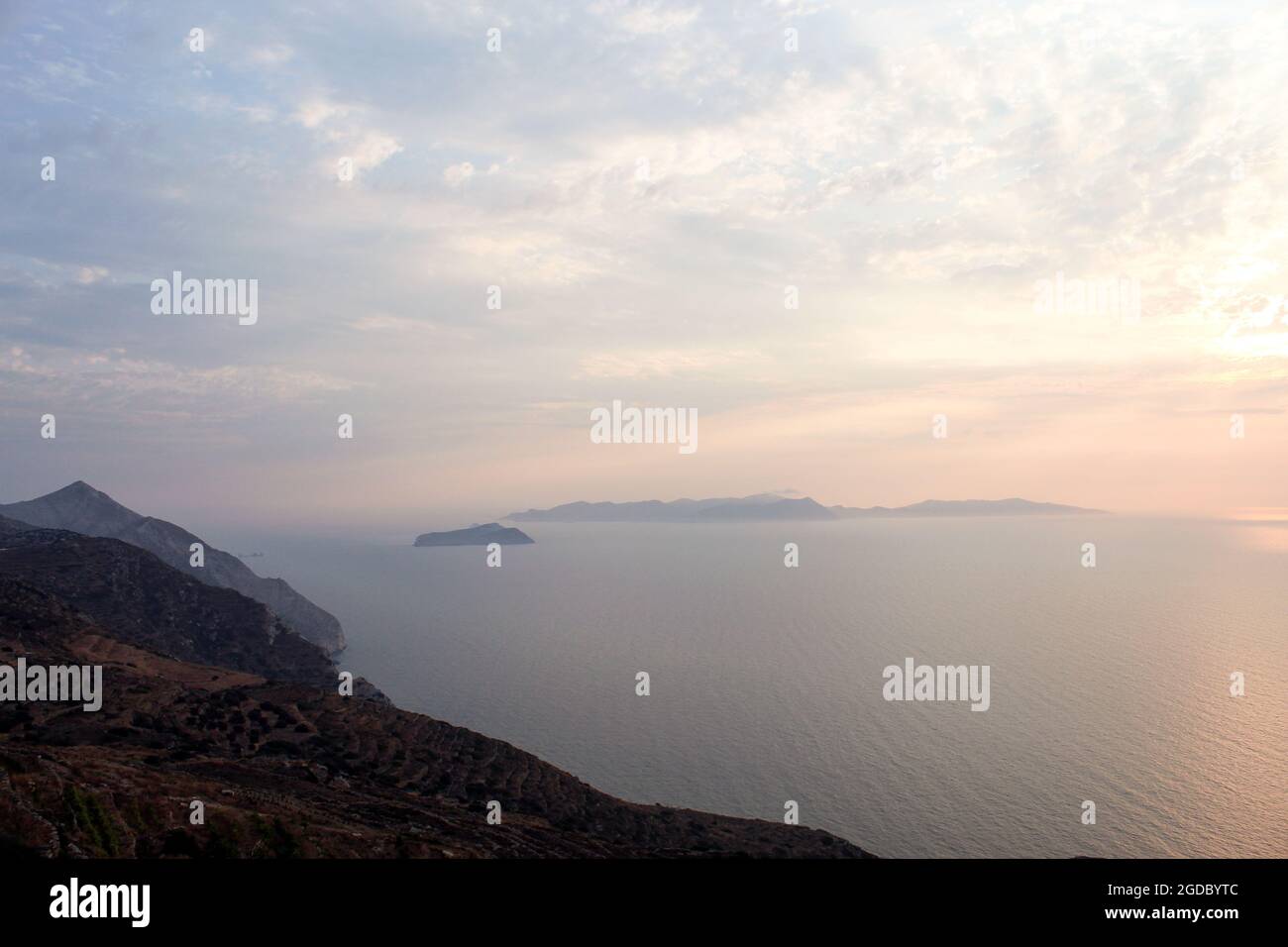 Grecia l'isola di Sikinos. Un dolce tramonto sulla vicina isola di Folegandros. Una calda e suggestiva serata estiva. Foto Stock