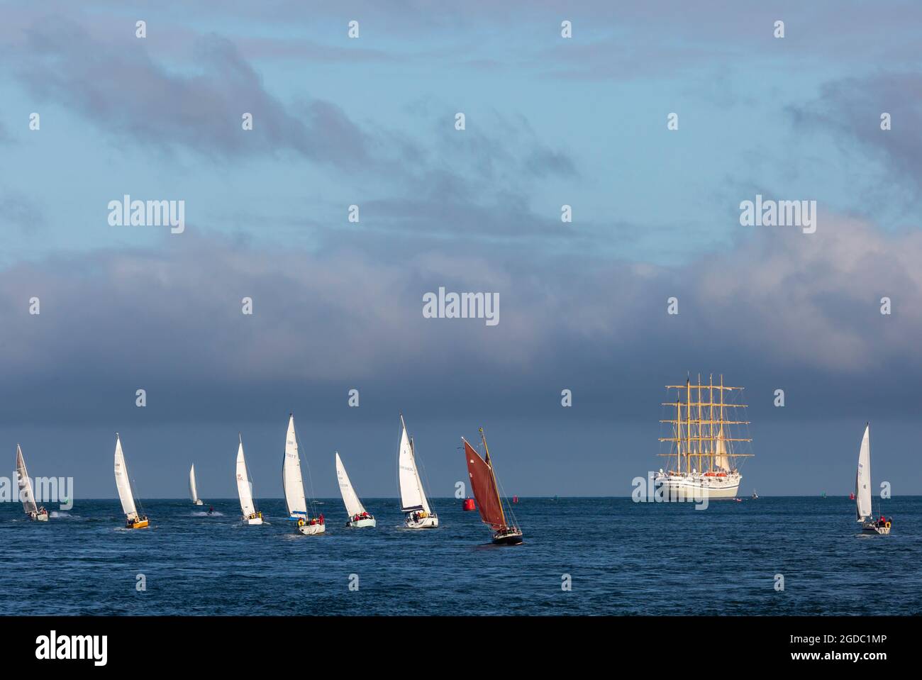 Poole, Dorset, Regno Unito. 12 agosto 2021. La nave da crociera di lusso Golden Horizon, la più grande imbarcazione a vela quadrata del mondo, nave da crociera a cinque alberi con scafo in ferro, parte da Poole Harbour, alla luce della sera. Credit: Carolyn Jenkins/Alamy Live News Foto Stock