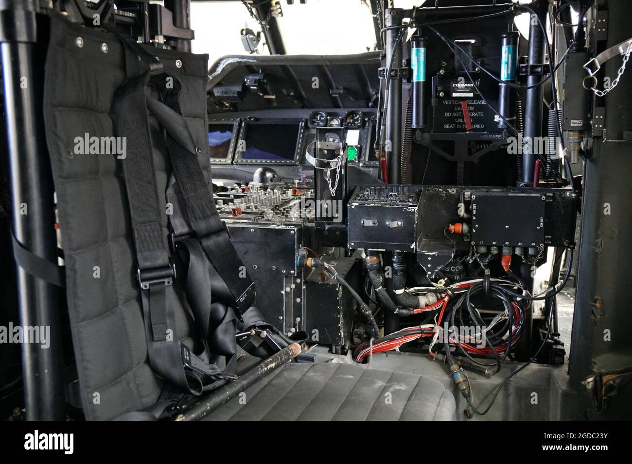 L'interno dell'MH-60R Seahawk è stretto con tutti i tipi di apparecchiature elettroniche Foto Stock