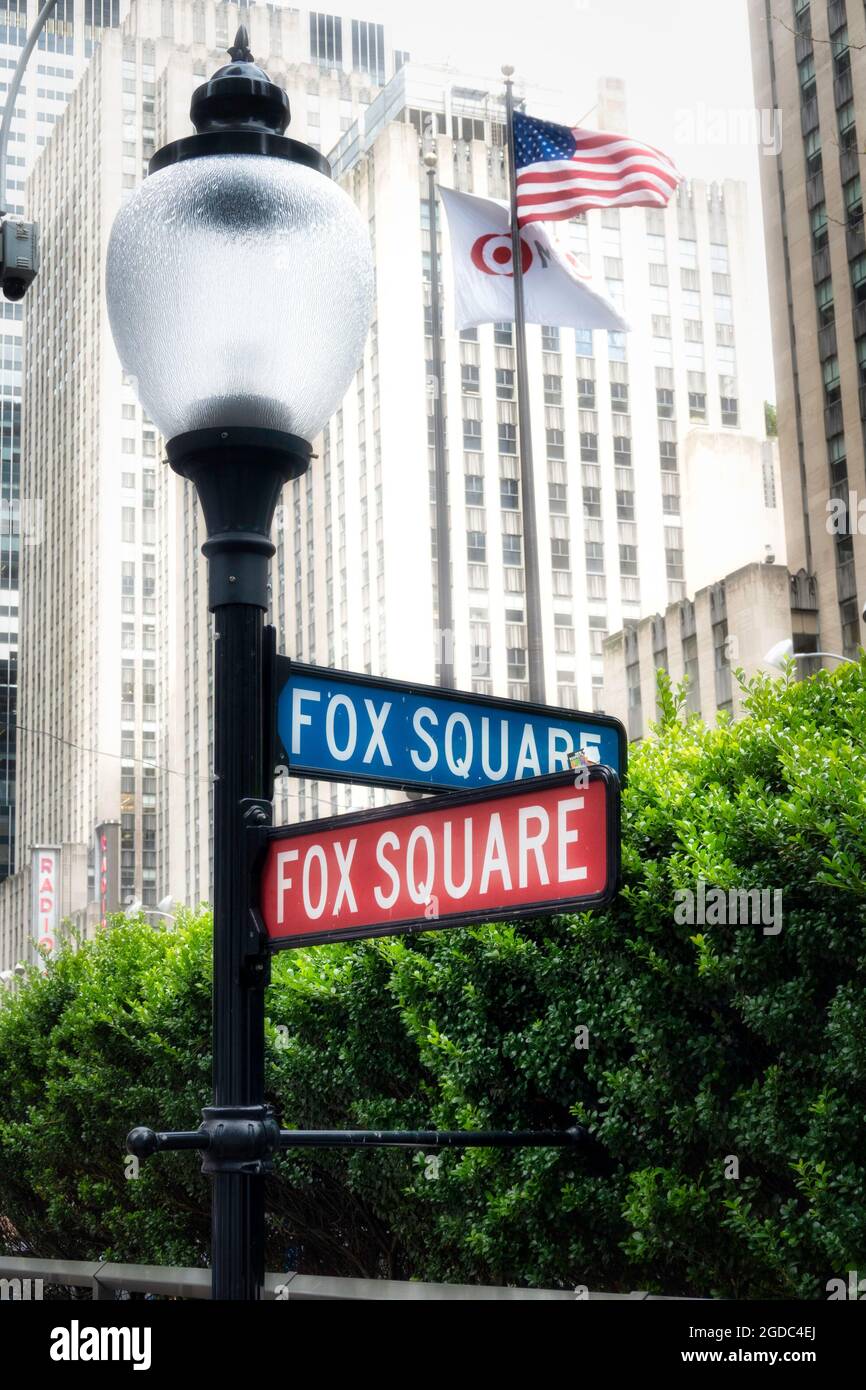 Fox Square lamppost Sign, 1211 6th Avenue, New York, Stati Uniti Foto Stock