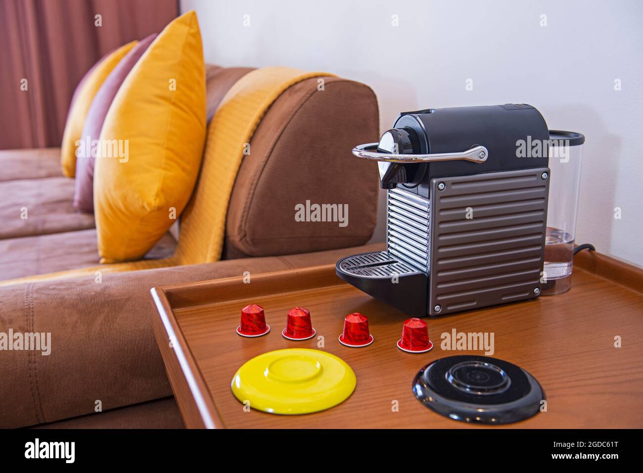 Area soggiorno nel lussuoso appartamento show home con arredamento di design interno e macchina per caffè espresso Foto Stock