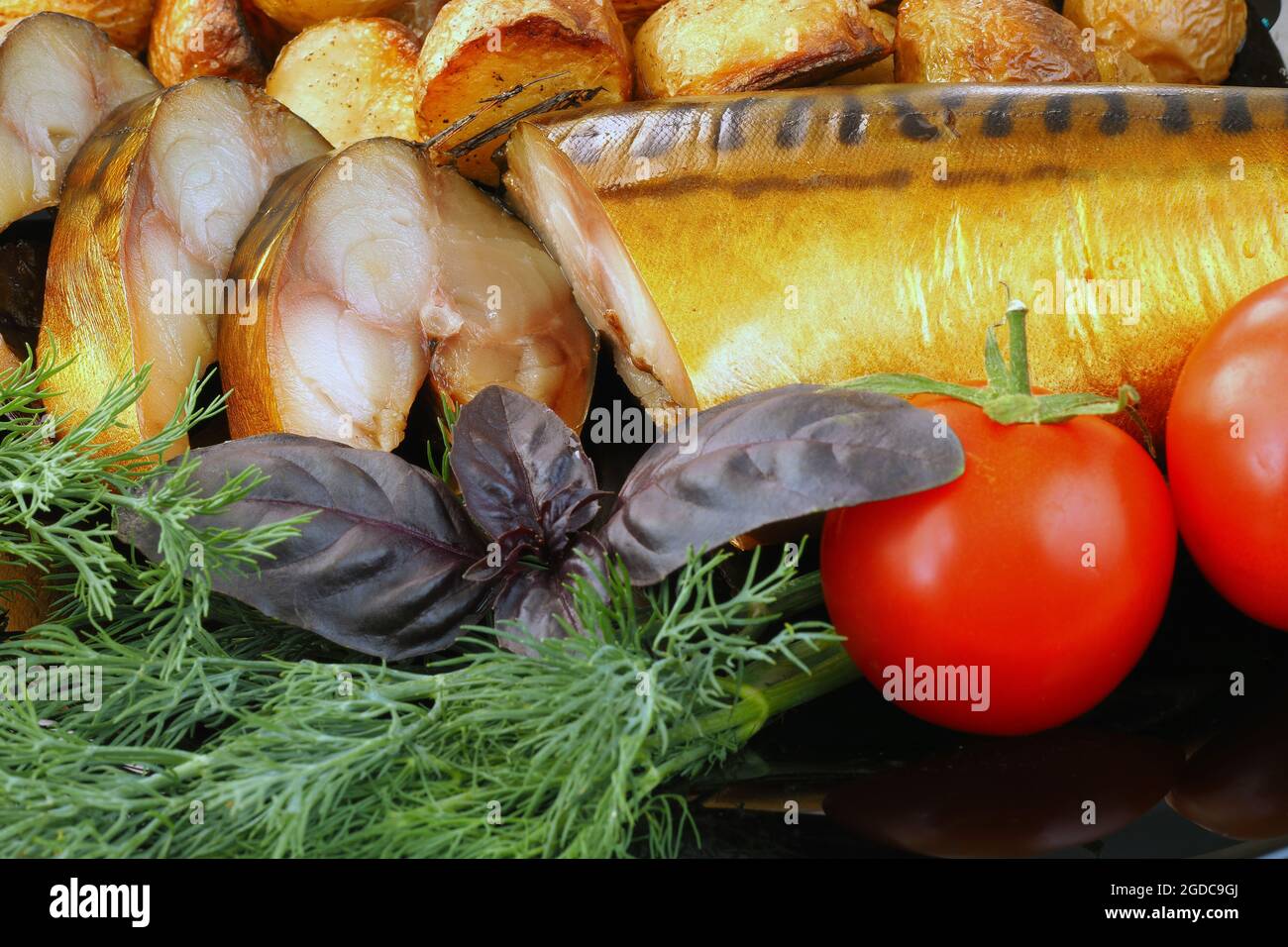 Pesce affumicato, sgombro affumicato freddo, affettato con patate. Foto Stock