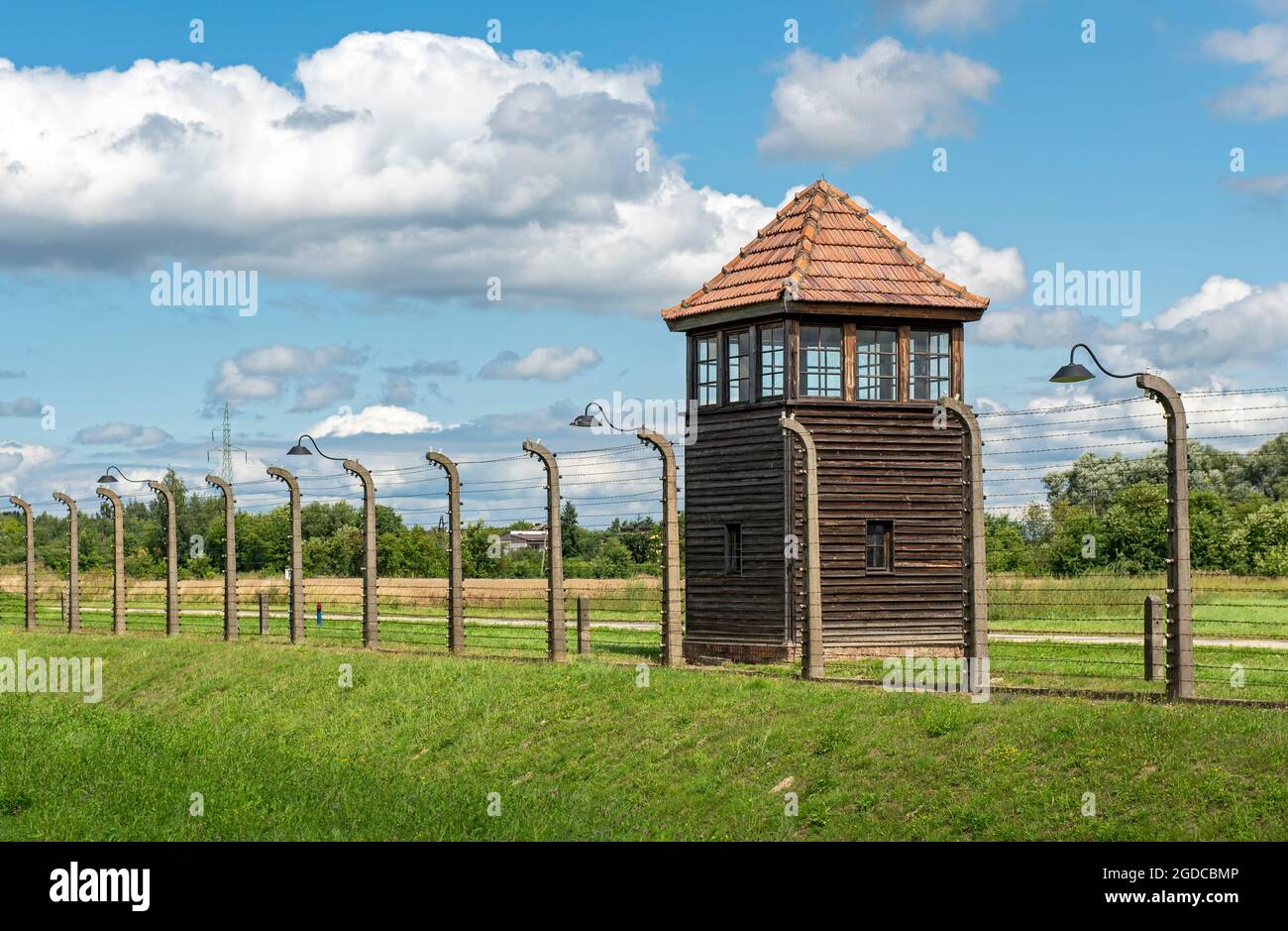 Recinzione con filo spinato e torre di avvistamento nel campo di concentramento di Auschwitz II-Birkenau, Oswiecim, Polonia Foto Stock