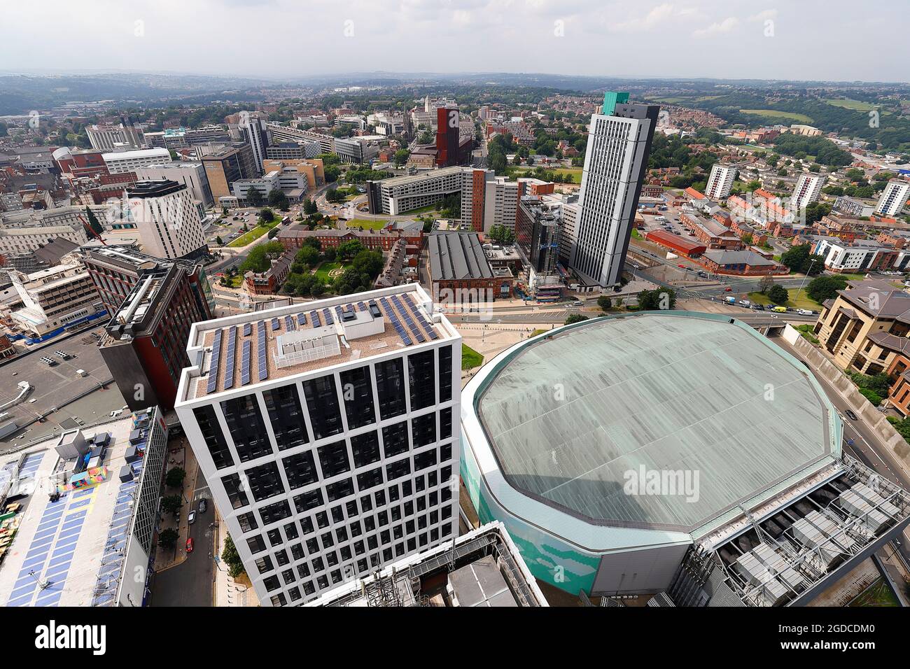 Una delle molte vedute del centro citta' di Leeds dalla cima dell'edificio piu' alto dello Yorkshire, 'Altus House' Foto Stock