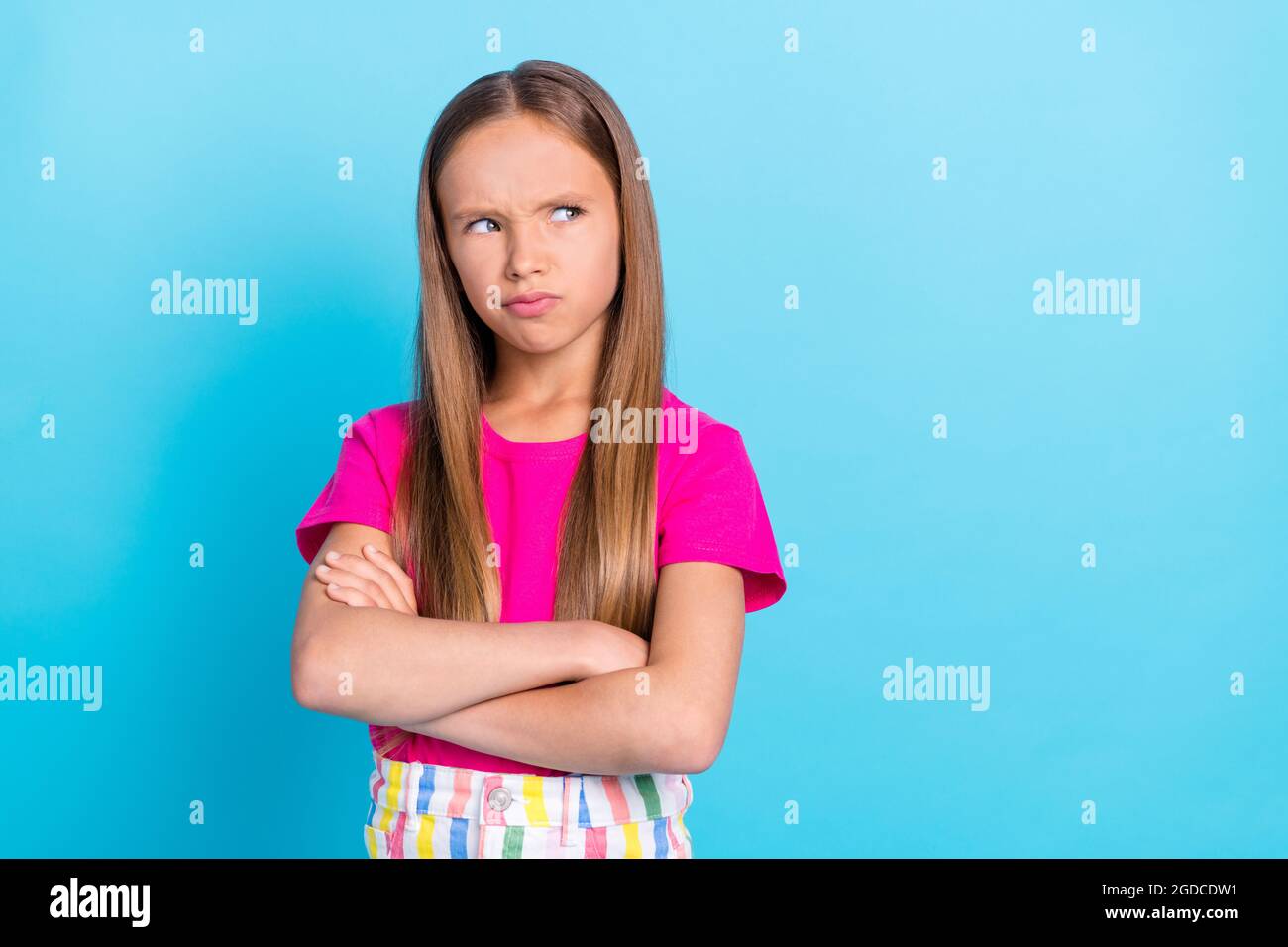 Foto di infelice turbato giovane offesa ragazza sguardo vuoto spazio mani piegate isolato su sfondo blu Foto Stock