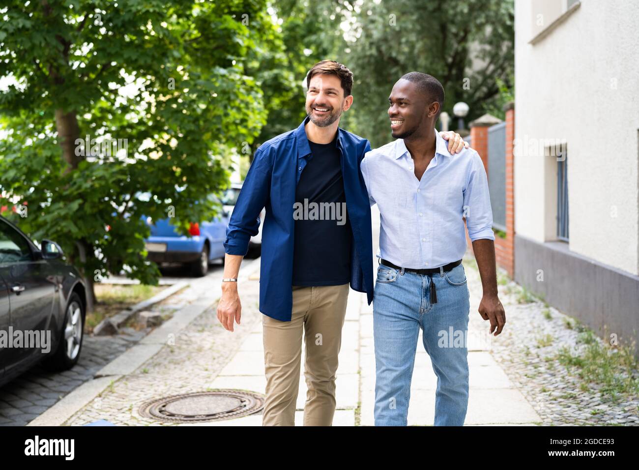 Coppia gay Incontri in Jeans. Camminando sulla strada in città Foto Stock