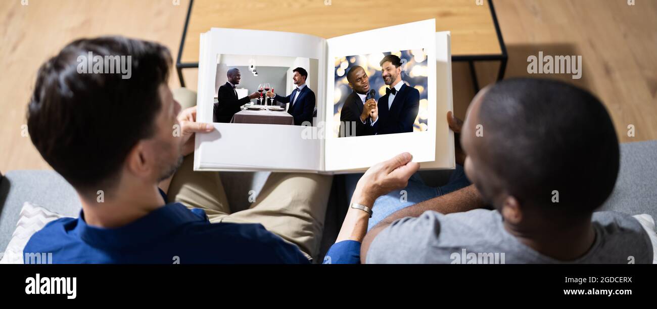 Coppia gay guardando album fotografico o album fotografico Foto Stock