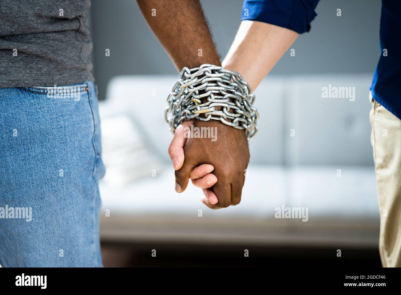 Coppia gay relazione codipendente. Mani incatenate insieme Foto Stock