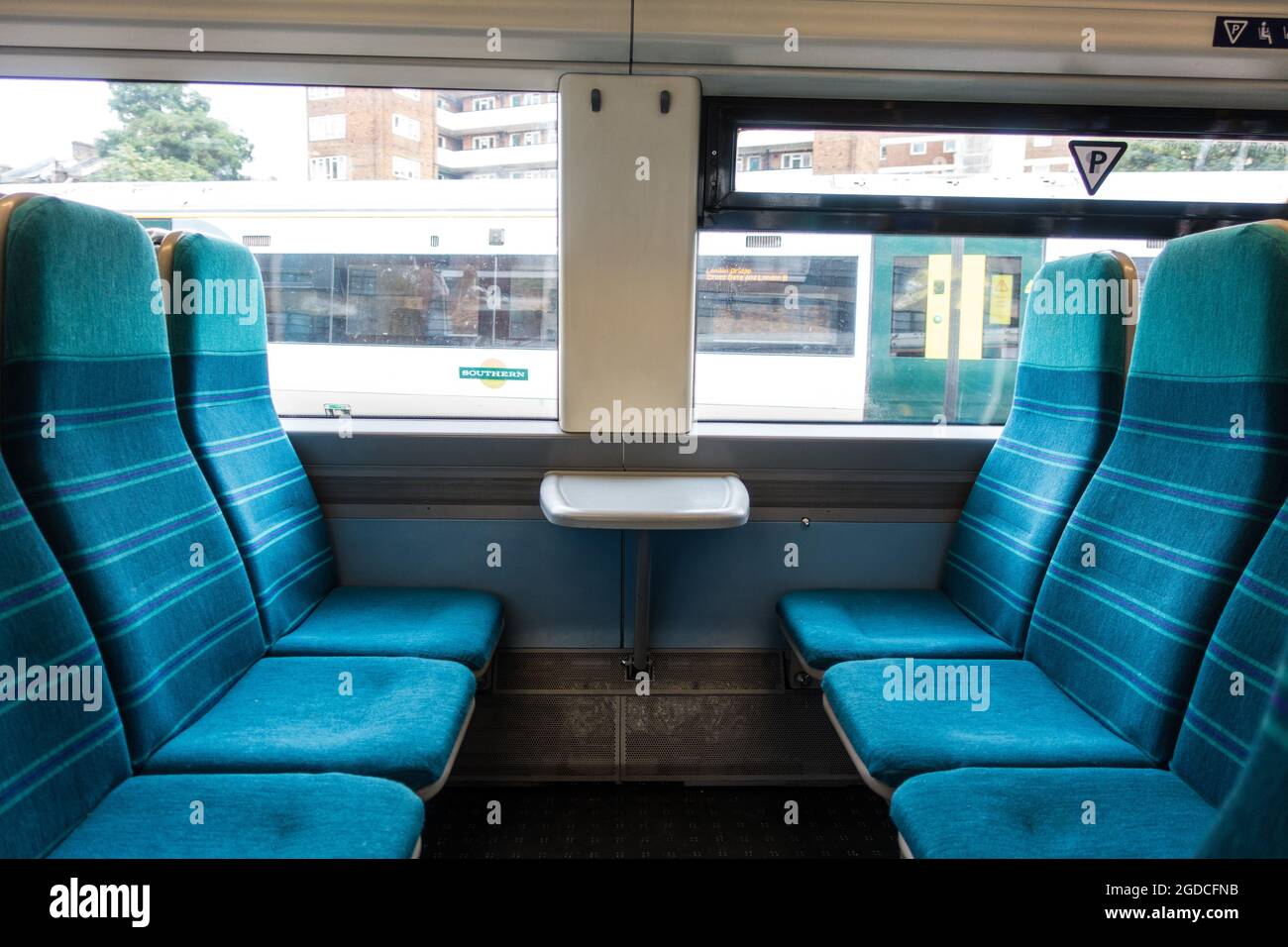 Southern Railway carrozza sedili rivolti l'uno verso l'altro con un piccolo tavolo vicino ai sedili finestra Foto Stock