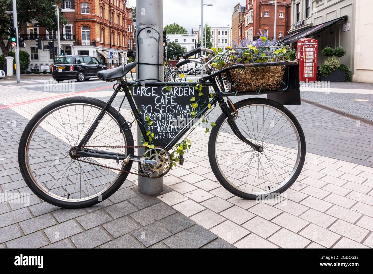 Pubblicità su una bicicletta per caffè locale Foto Stock
