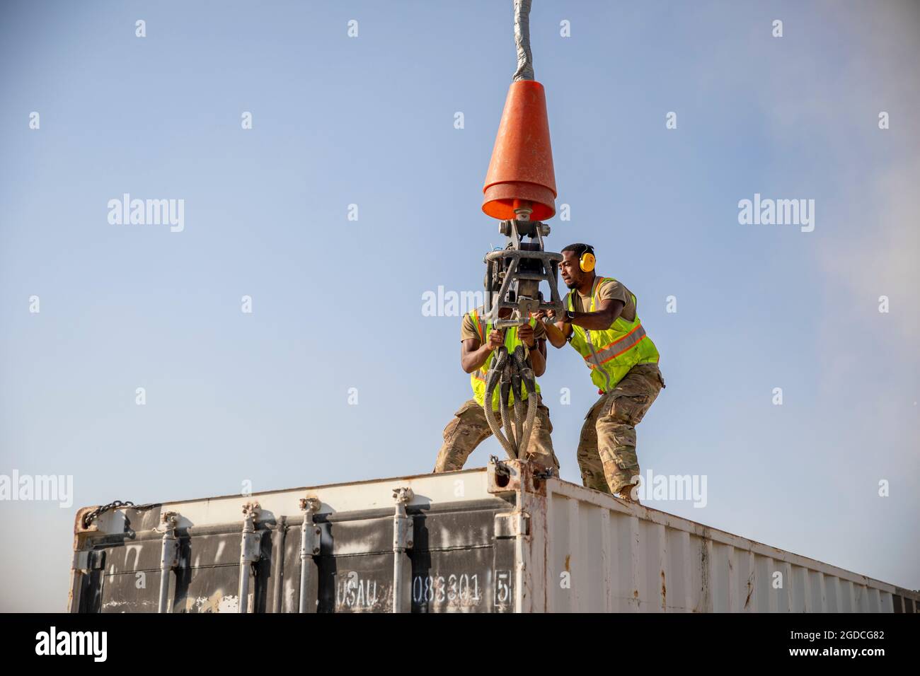 Jalalabad, Afghanistan. 07 settembre 2020. Soldati statunitensi della 10a Divisione di montagna che conducono operazioni di carico di imbragatura a sostegno della missione di retrogrado Resolute Support a Jalalabad, Afghanistan, 9 settembre 2020. (STATI UNITI Foto dell'esercito di Sgt. Jeffery J. Harris/DVIDS via credito: Sipa USA / Alamy Live News Foto Stock