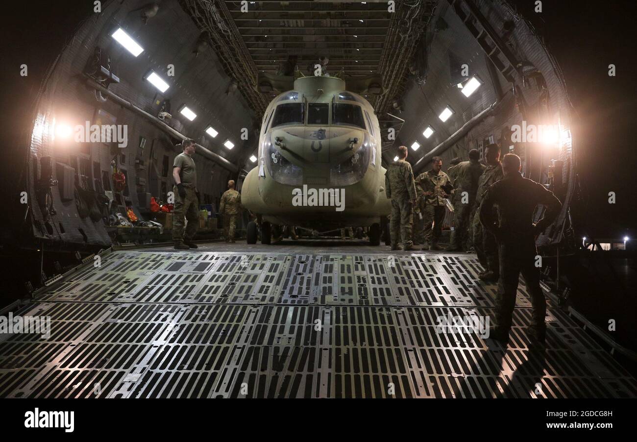 Afghanistan. 16 Giugno 2021. I portieri aerei lavorano con i manutentori per caricare un Chinook CH-47 in un Globemaster III C-17 a sostegno della missione di retrogrado Resolute Support in Afghanistan, 16 giugno 2021. (STATI UNITI Foto dell'esercito di Sgt. 1a Classe Corey Vandiver/DVIDS via credito: Sipa USA/Alamy Live News Foto Stock Afghanistan. 16 Giugno 2021. I portieri aerei lavorano con i manutentori per caricare un Chinook CH-47 in un Globemaster III C-17 a sostegno della missione di retrogrado Resolute Support in Afghanistan, 16 giugno 2021. (STATI UNITI Foto dell'esercito di Sgt. 1a Classe Corey Vandiver/DVIDS via credito: Sipa USA/Alamy Live News Foto Stock