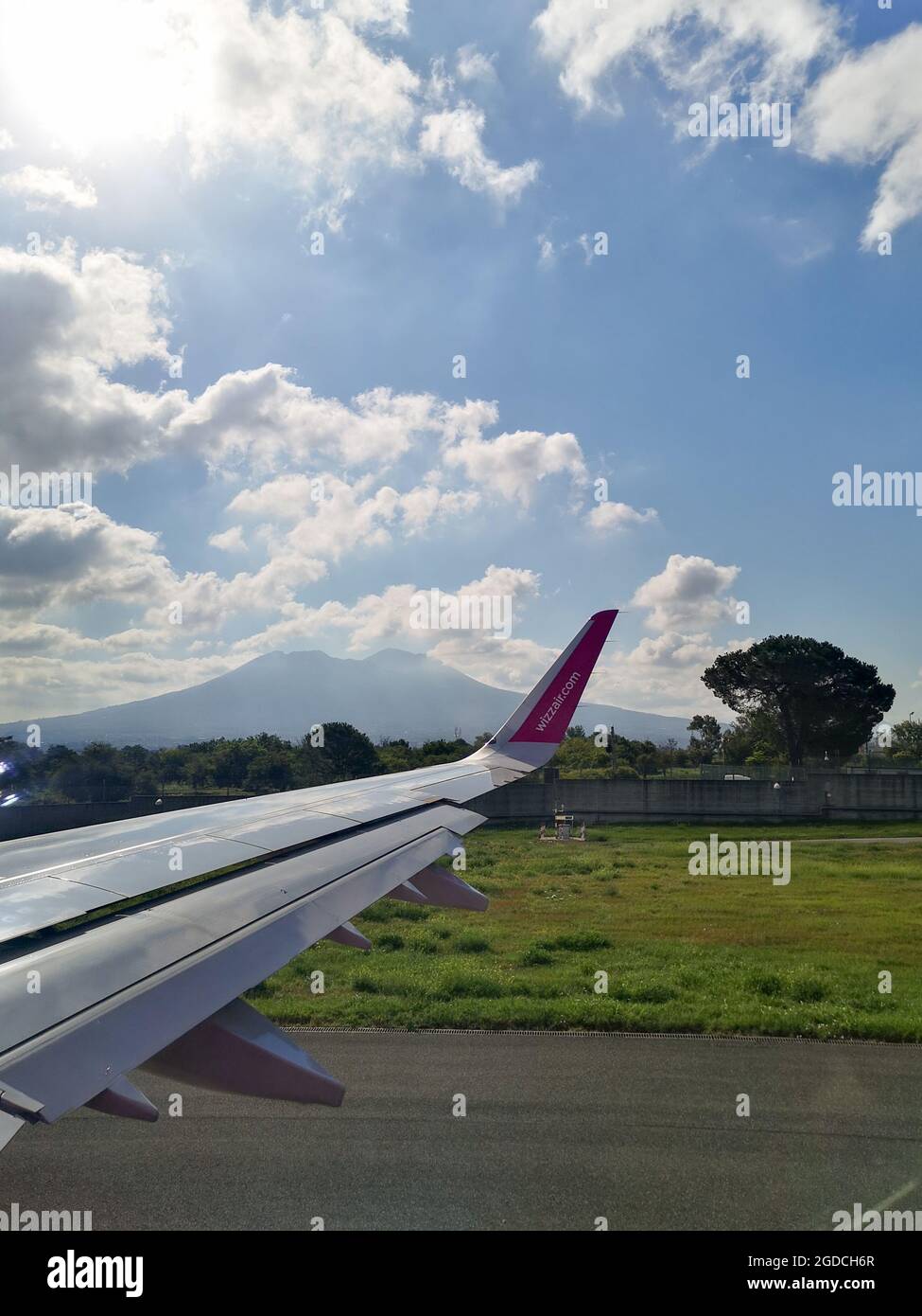 Napoli, Italia - Agosto 27 2020: Vista dalla finestra al grande aeroporto e piazza intorno all'aereo Foto Stock