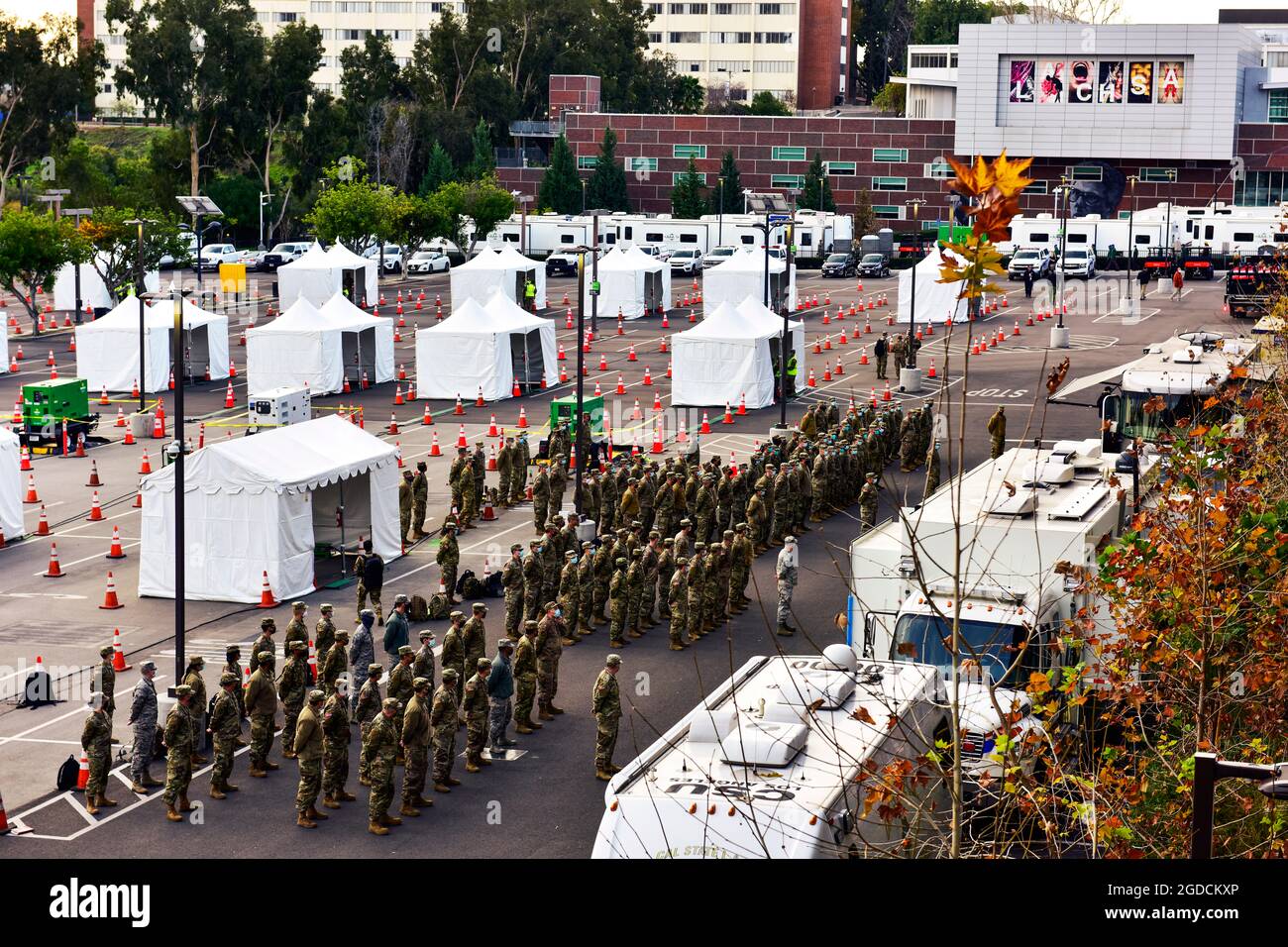 I guardieri della Guardia Nazionale della California assegnati alla Joint Task Force Mustang frequentano una breve mattinata al campus della California state University di Los Angeles, 15 febbraio 2021. La forza è stata attivata per sostenere il primo mega-sito di distribuzione del vaccino COVID-19 dell’Agenzia federale per la gestione delle emergenze e dell’Ufficio dei servizi di emergenza del Governatore della California. (STATI UNITI Air National Guard foto di Senior Airman Neil Mabini) Foto Stock