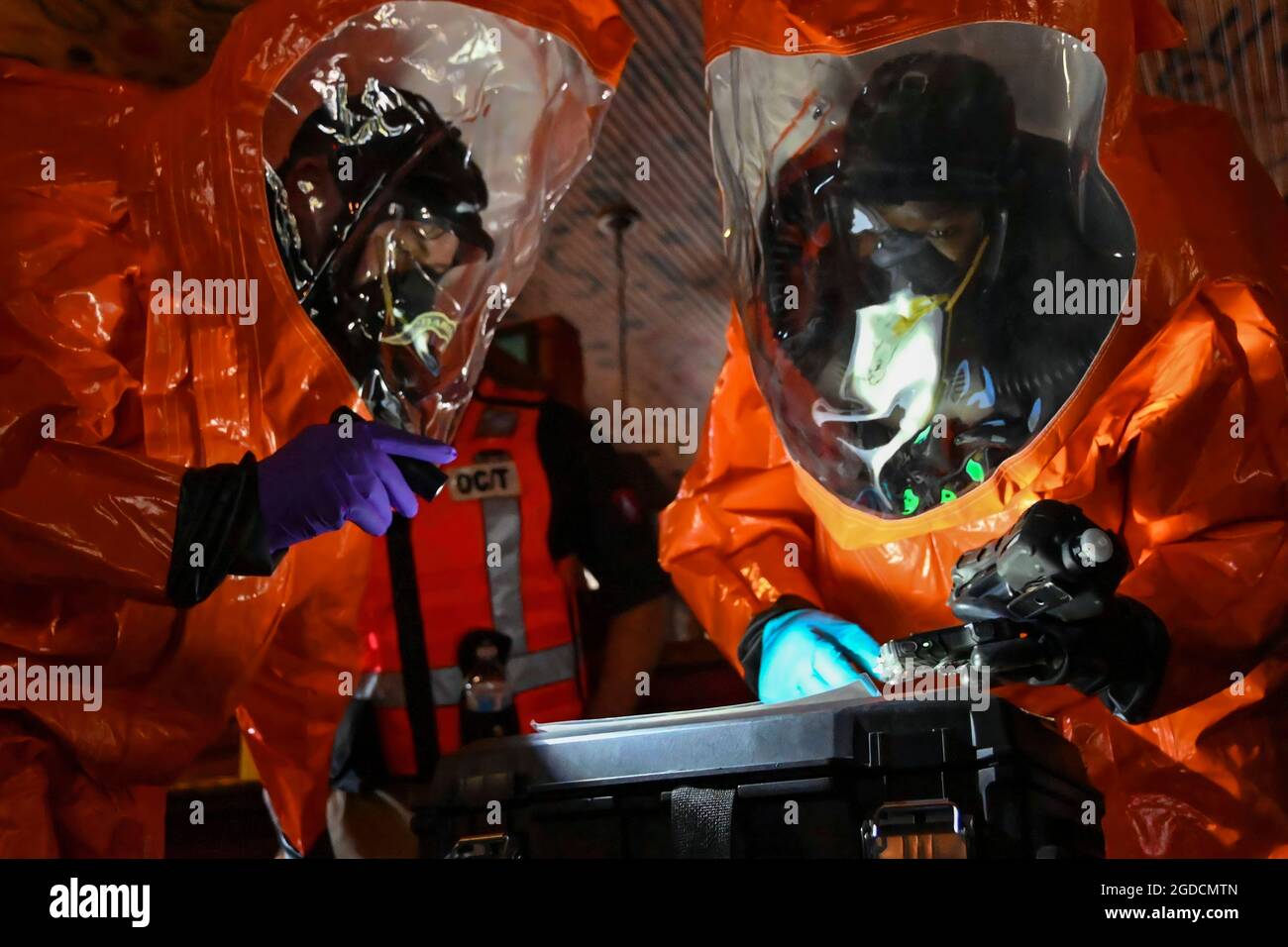 Soldati e Airmen della Guardia Nazionale degli Stati Uniti con la 43° squadra di supporto civile, South Carolina National Guard, condurre corsie di convalida 11 marzo 2021 a Myrtle Beach, South Carolina. La formazione consisteva nello svolgimento di corsi collettivi di formazione sulle corsie, come corsi di indagine sul sito per l'individuazione delle minacce chimiche e decontaminazione come parte della loro valutazione annuale da parte dell'esercito statunitense del Nord. (STATI UNITI Army National Guard foto di Sgt. Tim Andrews, Guardia nazionale del South Carolina) Foto Stock