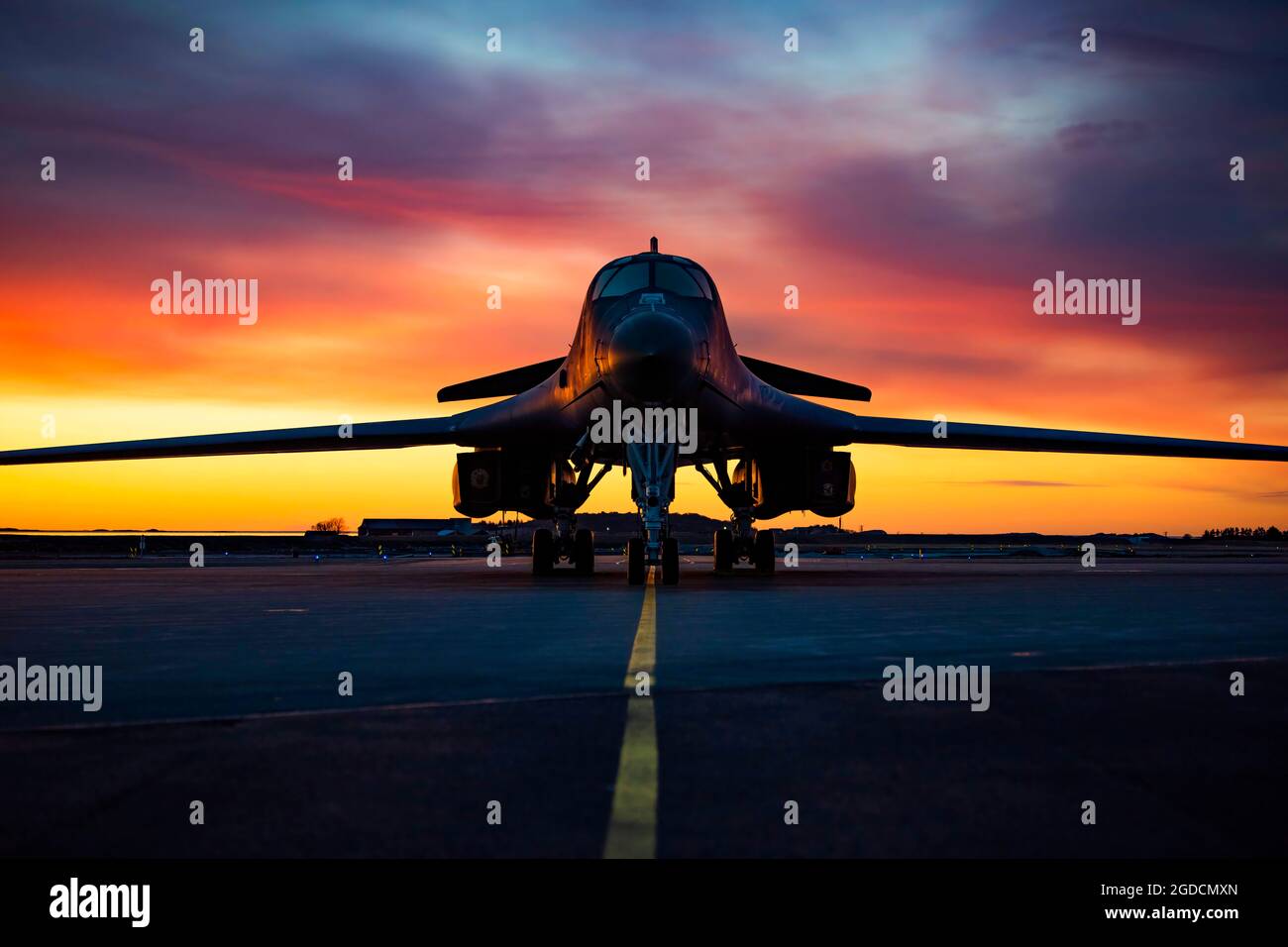 Un ballerino B-1B assegnato al nono Squadrone della bomba di spedizione siede sulla linea di volo alla stazione dell'aeronautica di Ørland, Norvegia, 14 marzo 2021. La conduzione delle implementazioni e delle operazioni della Bomber Task Force Europe fornisce all'equipaggio una maggiore preparazione e formazione necessarie per rispondere a qualsiasi emergenza o sfida in tutto il mondo. (STATI UNITI Air Force foto di Airman prima Classe Colin Hollowell) Foto Stock