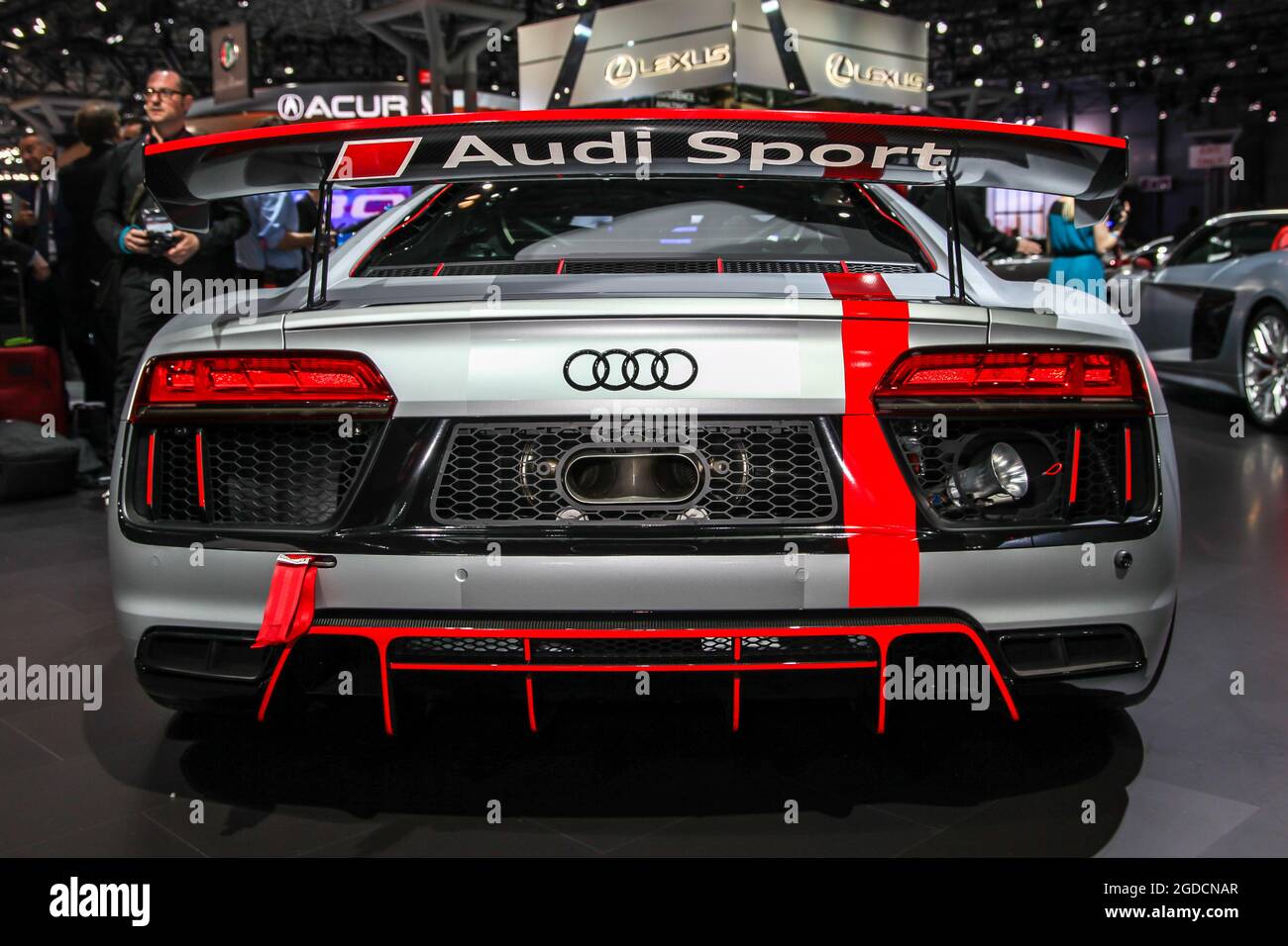 NEW YORK, NY - 12 APRILE 2017: Audi R8 LMS presentato al New York International Auto Show 2017, al Jacob Javits Center. Questo era il giorno di anteprima di stampa o Foto Stock