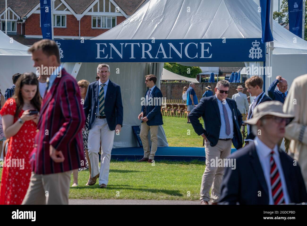 Henley Royal Regatta torna dopo essere stato annullato per la prima volta nella sua storia di 182 anni. Oxfordshire, Regno Unito. Foto Stock