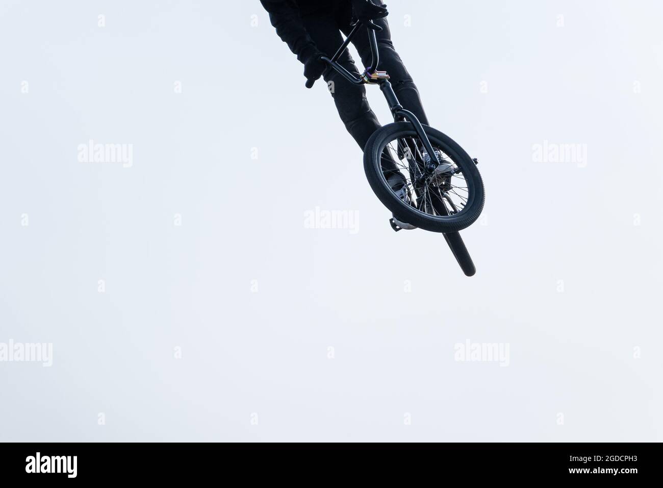 Un giovane pilota su una BMX fa trucchi in aria. BMX Freestyle in uno skate Park. Foto Stock