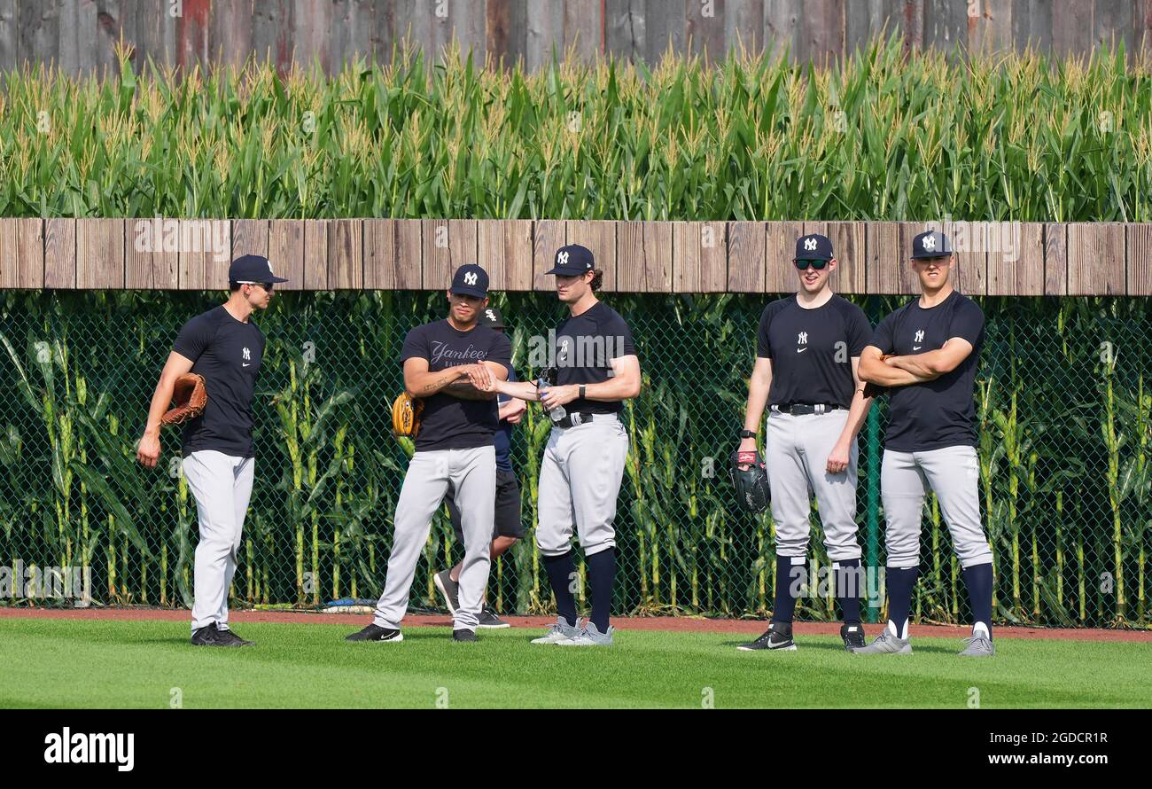Dyersville, Stati Uniti. 12 agosto 2021. I New York Yankees si riscaldano per il gioco MLB Field of Dreams contro i Chicago White Sox a Dyersville, Iowa, giovedì 12 agosto 2021. Sono incorniciati da un campo da baseball raffigurato nel film 'Field of Dreams'. Photo by Pat Benic/UPI Credit: UPI/Alamy Live News Foto Stock