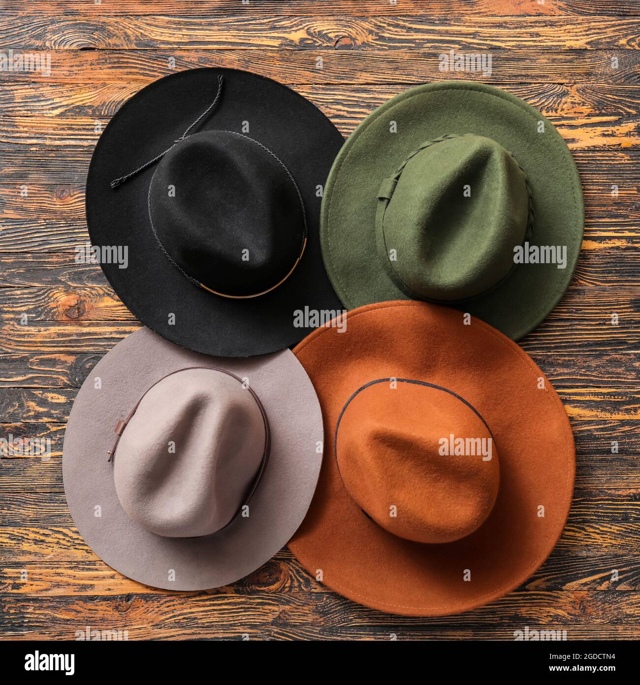 Cappelli diversi su sfondo di legno Foto Stock