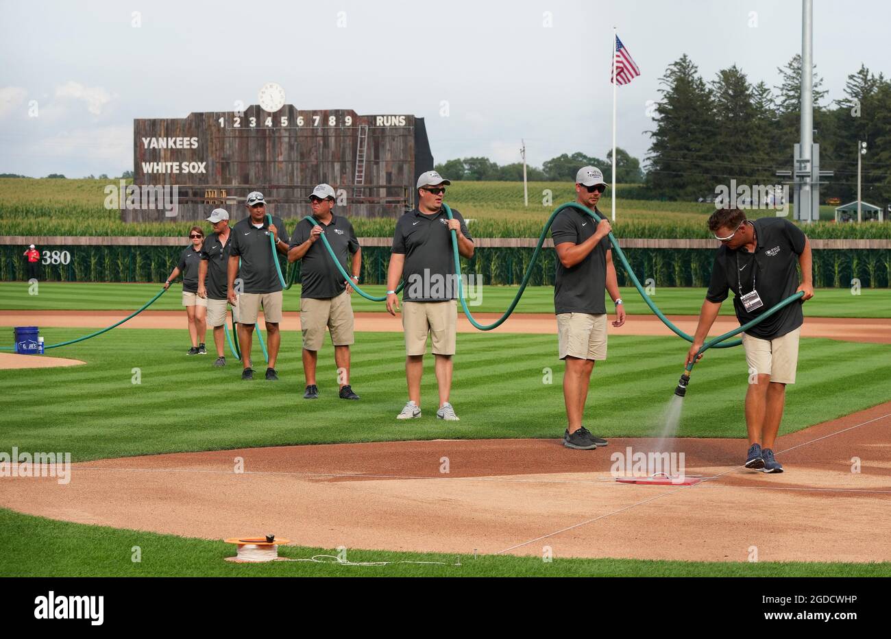 Dyersville, Stati Uniti. 12 agosto 2021. I membri dell'equipaggio di terra si preparano per il gioco MLB Field of Dreams a Dyersville, Iowa, giovedì 12 agosto 2021. Photo by Pat Benic/UPI Credit: UPI/Alamy Live News Foto Stock