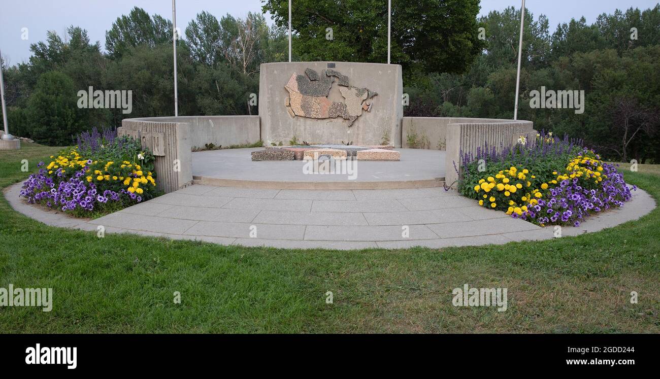 Monumento con una mappa del Canada, fiori e una capsula del tempo in Confederation Park. Il parco è stato creato nel 1967 per celebrare il centenario del Canada. Foto Stock