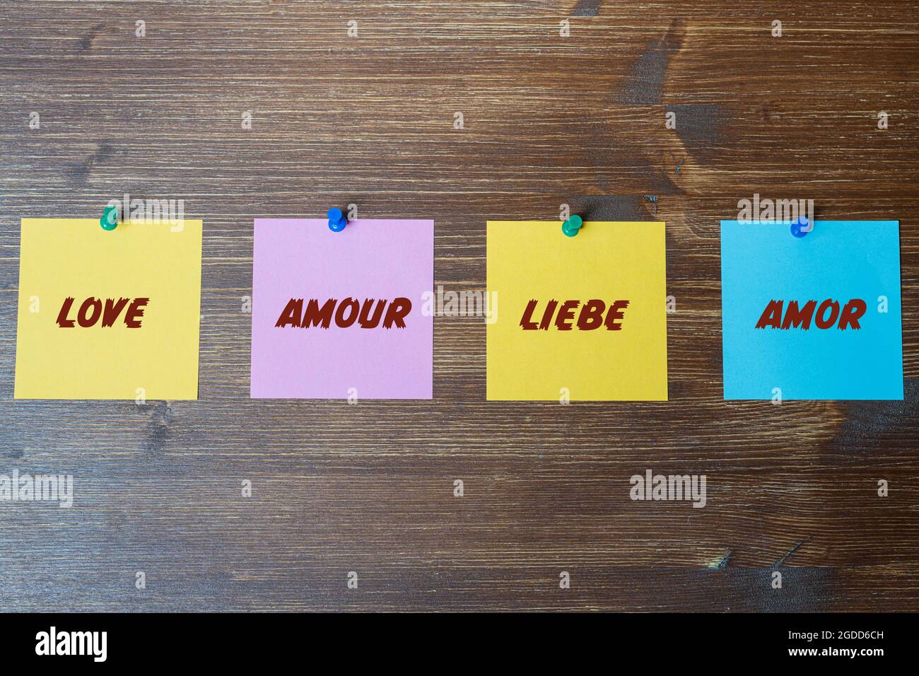 Alcune carte colorate con la parola amore scritto su di esso in inglese, francese, tedesco e spagnolo Foto Stock