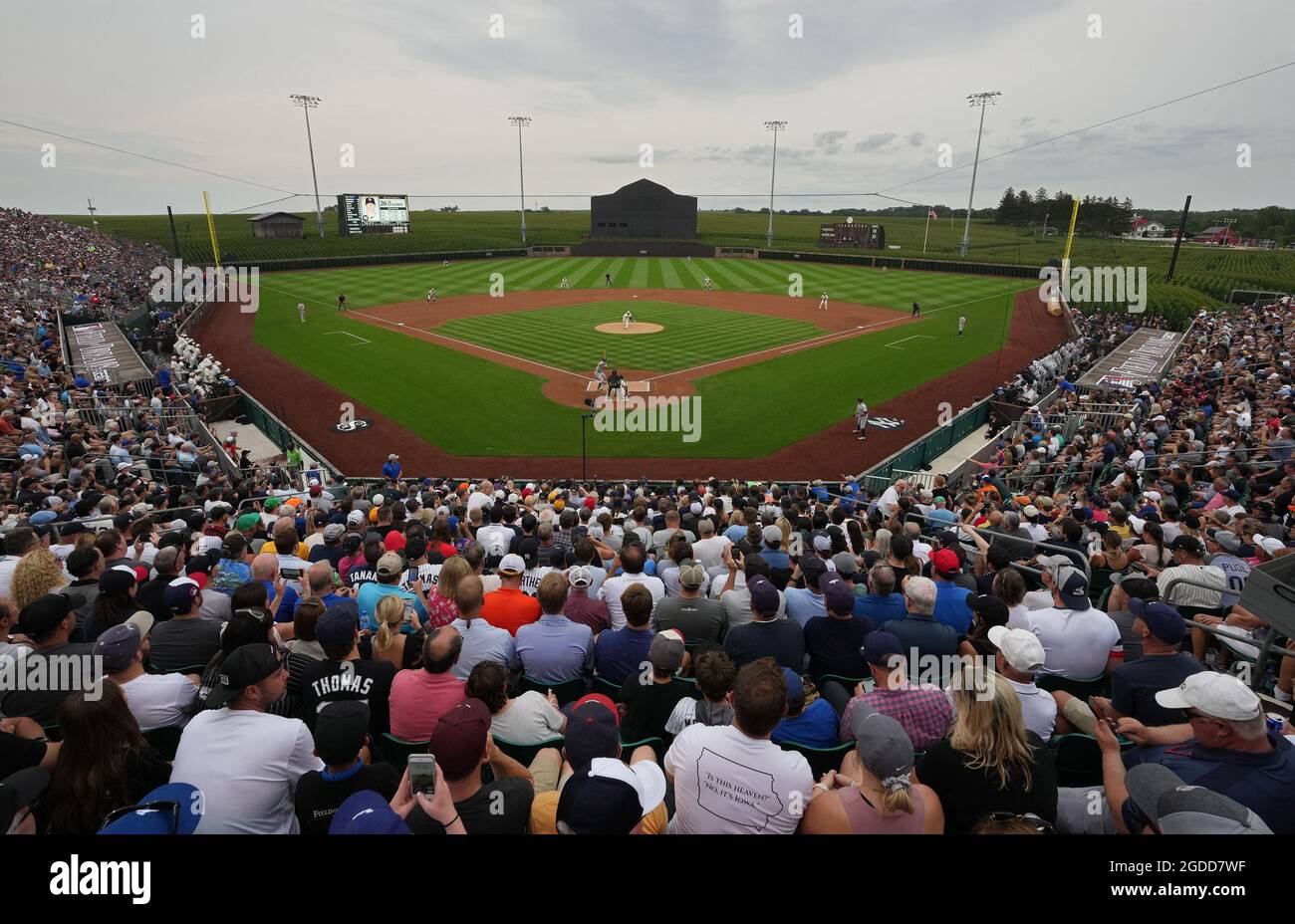 Dyersville, Stati Uniti. 12 agosto 2021. Chicago White Sox lanciatore Lance Lynn (33) consegna il primo campo contro i New York Yankees durante il MLB Field of Dreams Game a Dyersville, Iowa, giovedì 12 agosto 2021. Photo by Pat Benic/UPI Credit: UPI/Alamy Live News Foto Stock