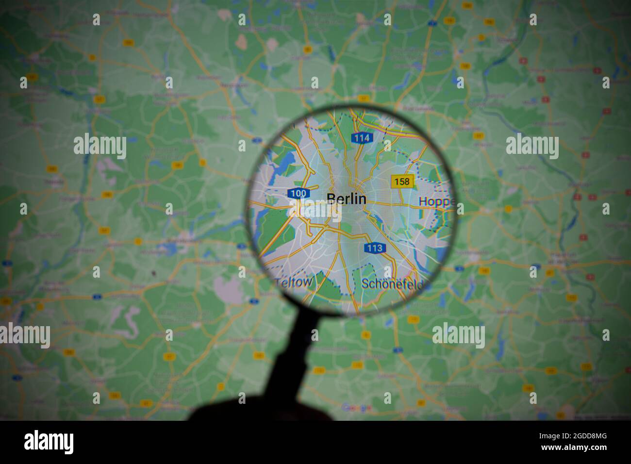 Vista della città di Berlino, capitale della Germania, attraverso una lente d'ingrandimento su Google Maps Foto Stock