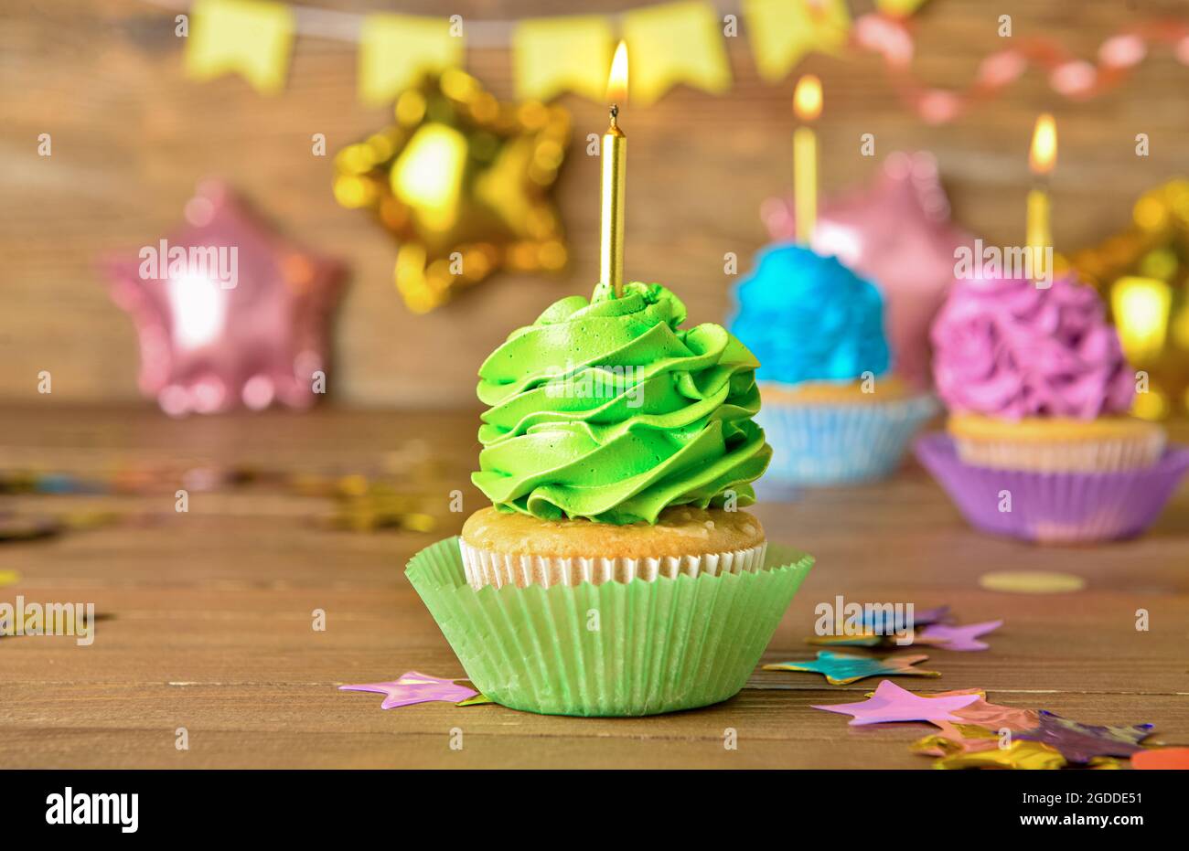 Sfondo di compleanno. Festa di compleanno con cupcake. Compleanno biglietto  di auguri Foto stock - Alamy