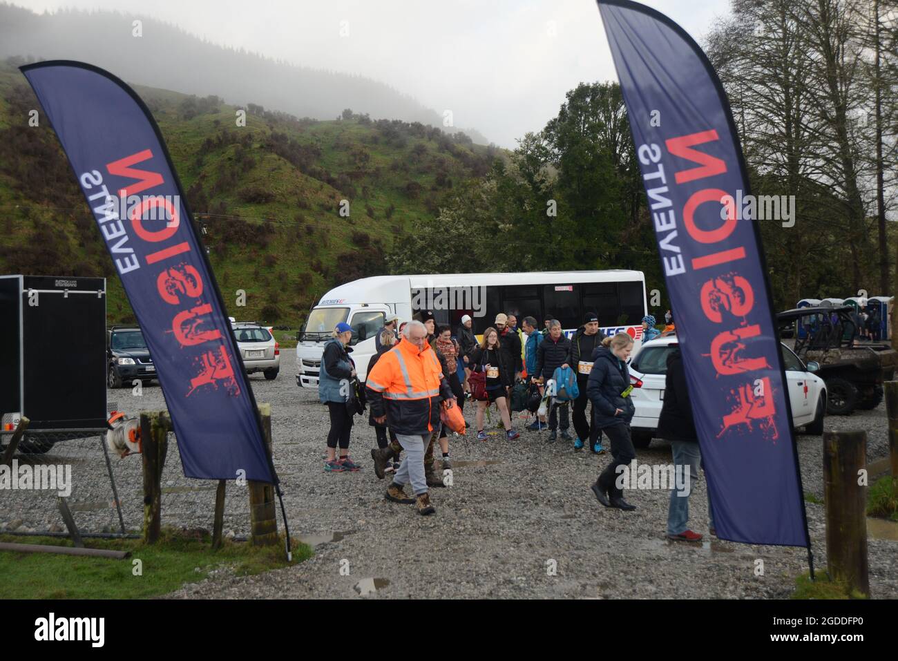 REEFTON, NUOVA ZELANDA, 7 AGOSTO 2021; concorrenti e personale di supporto arrivano in autobus al villaggio di gara per la Red Cross Resilience Ultra endurance run Foto Stock