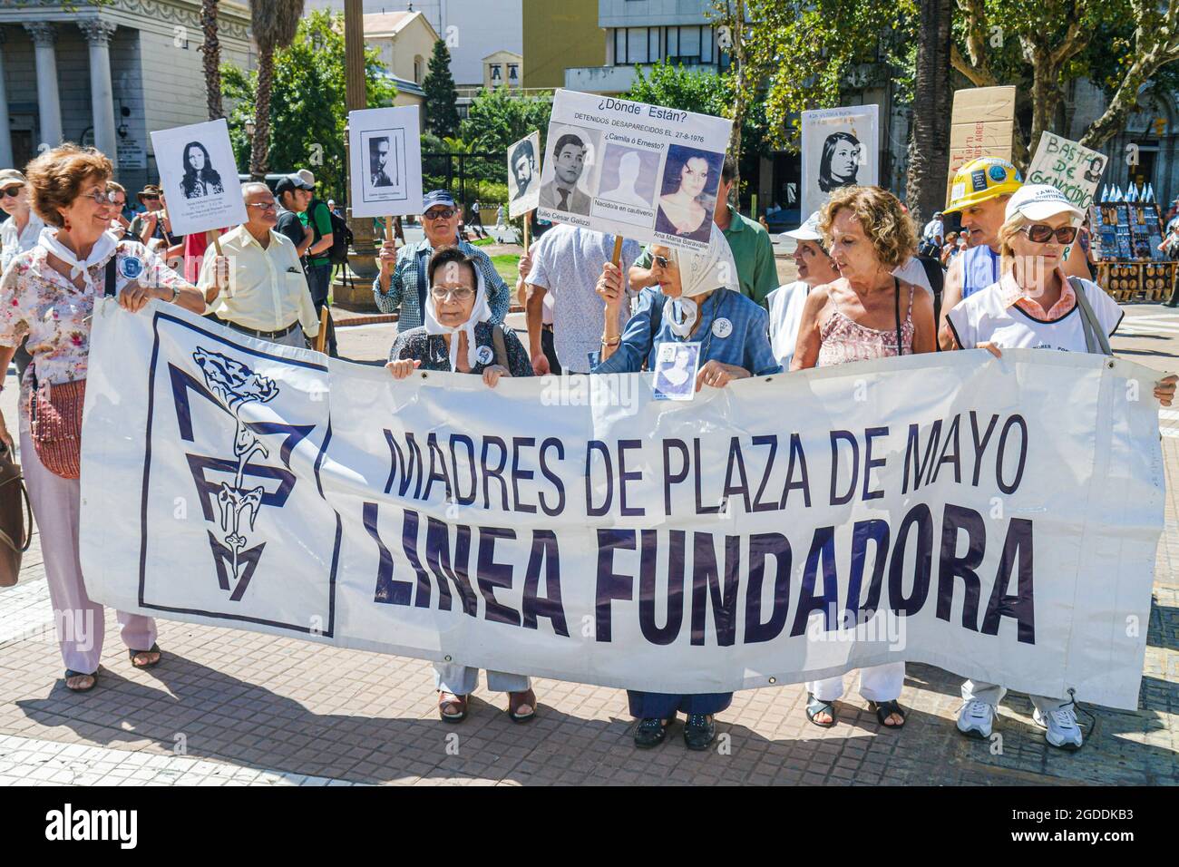 Argentina Buenos Aires Plaza de Mayo, Madres de Plaza de Mayo madri protesta protesta, dimostrazione dimostrazione guerra sporca attivista per i diritti umani, carr Foto Stock