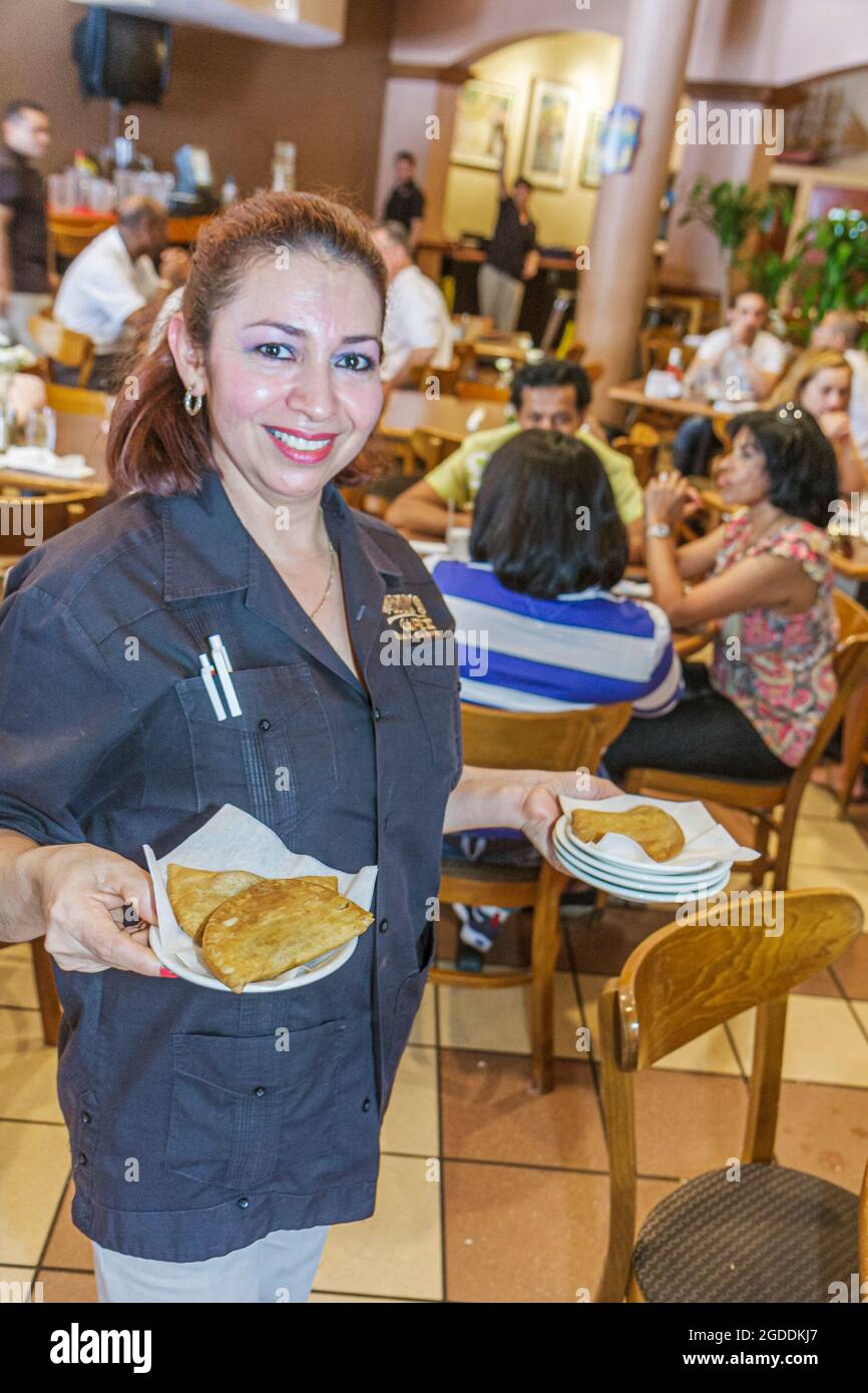 Miami Beach Florida, Lincoln Road Mall, David's Cafe cubano ristorante cibo ispanica donna femmina, cameriera interno al lavoro dipendente server servin Foto Stock