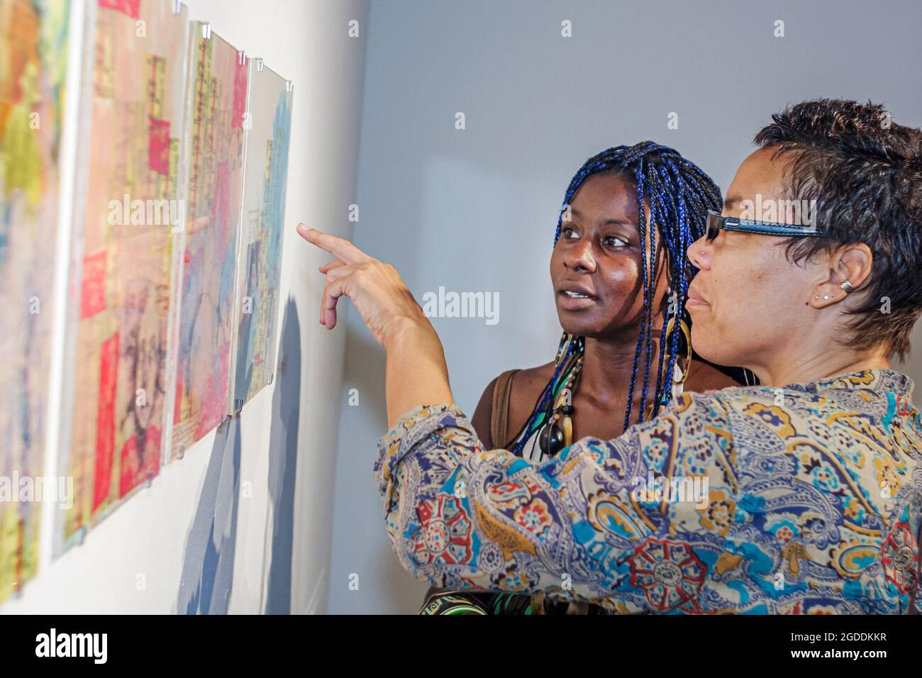 Miami Florida,New World School of the Arts arte artwork,galleria apertura mostra mostra mostra collezione mostra,Black women friends pointing, Foto Stock