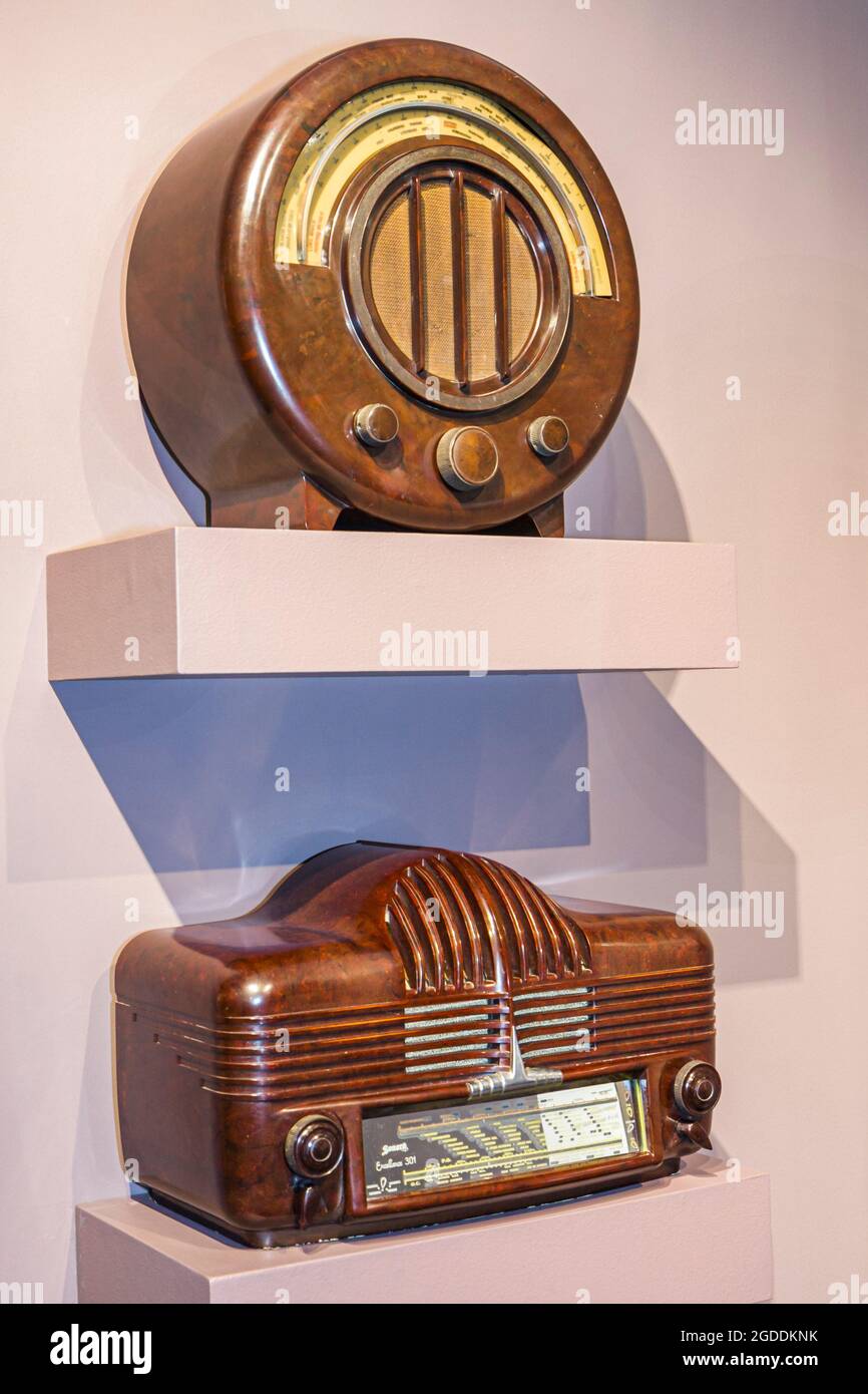 Miami Beach Florida, la Wolfsonian Florida International University, la collezione del museo del design FIU espone radio sonora 1940 bakelite radio Foto Stock