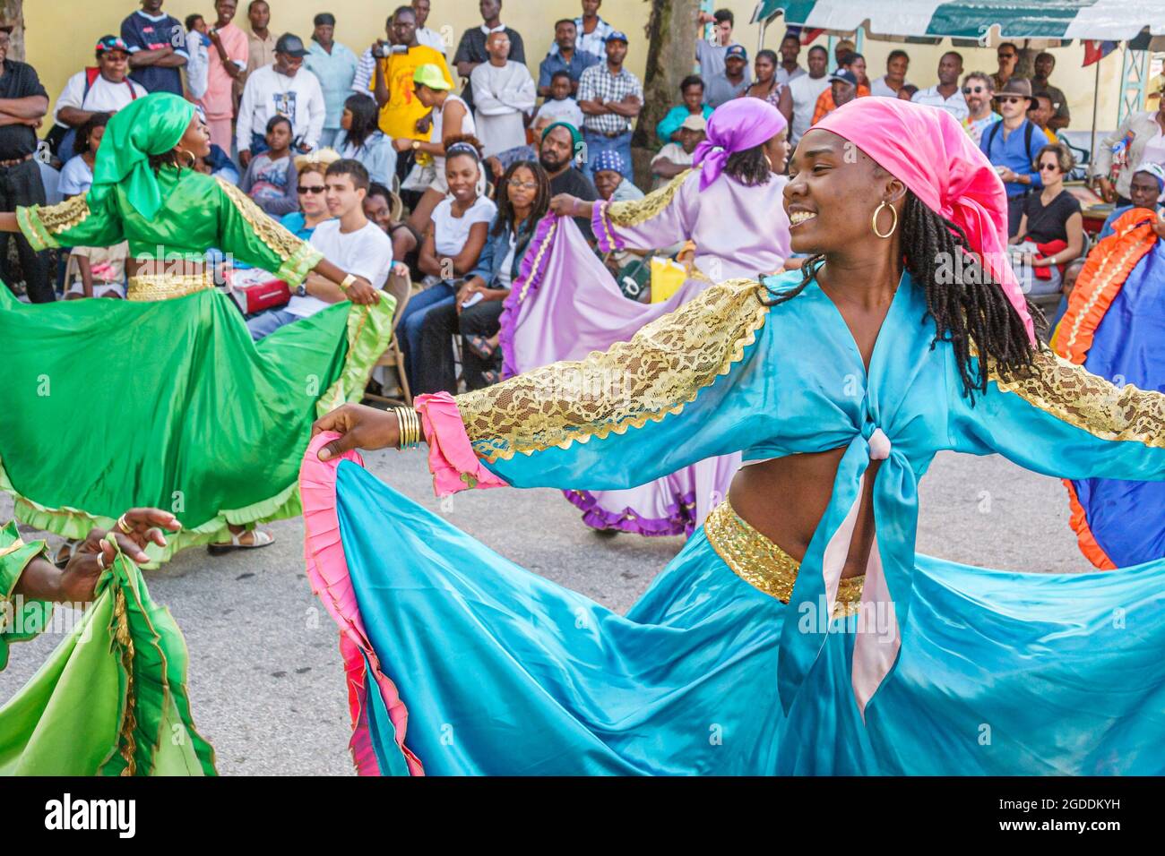 Miami Florida,Little Haiti,Caribbean Market Place Scopri Miami Day Black,le donne haitiane ballano ballerine che suonano il pubblico guardando costumi Foto Stock
