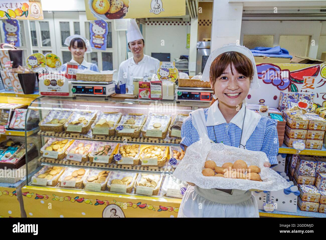 Tokyo Japan, JR Ikebukuro Station, panetteria vetrina offerte che offre campioni gratuiti asiatici, donna orientale donne lavoratrice dipendente femminile sorridente Ja Foto Stock