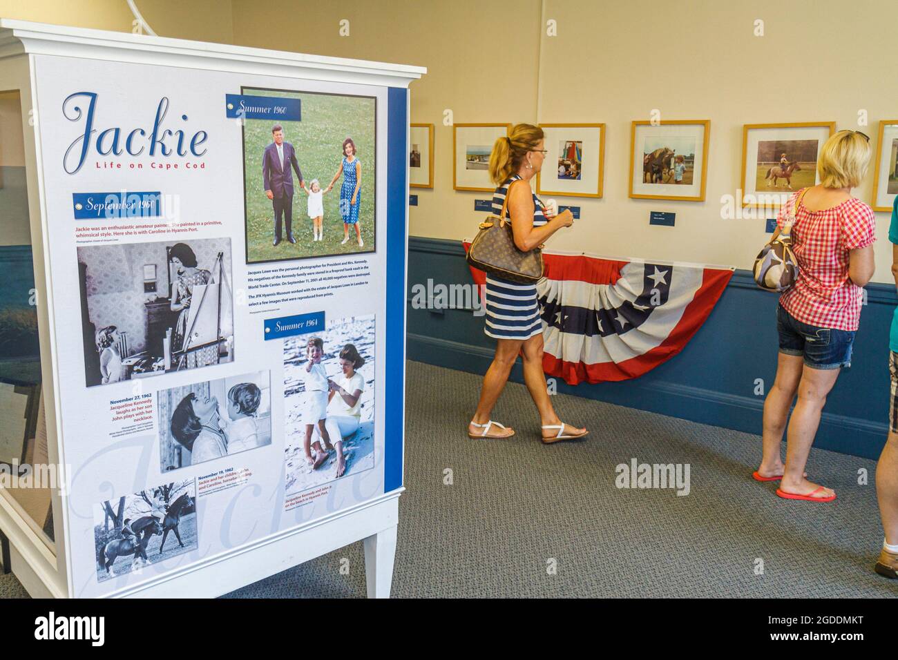Massachusetts Cape Cod Hyannis Main Street, John F. Kennedy Hyannis Museum, JFK Jackie mostra collezione donna donna donna donna cercando interni Foto Stock