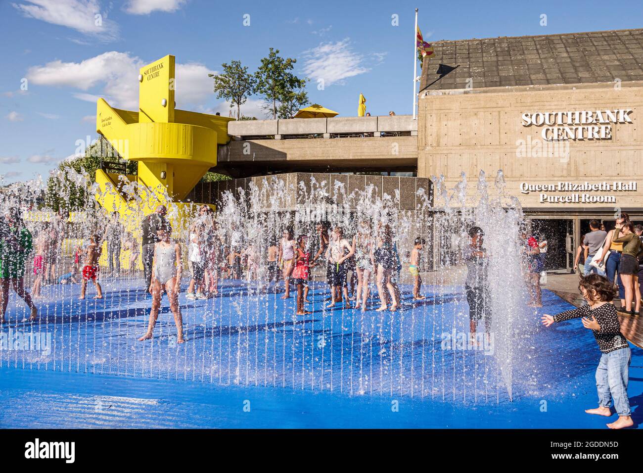 London England,UK Lambeth South Bank Southbank Centre Center,Royal Festival Hall terrazza giochi d'acqua per bambini fontana splash, Foto Stock