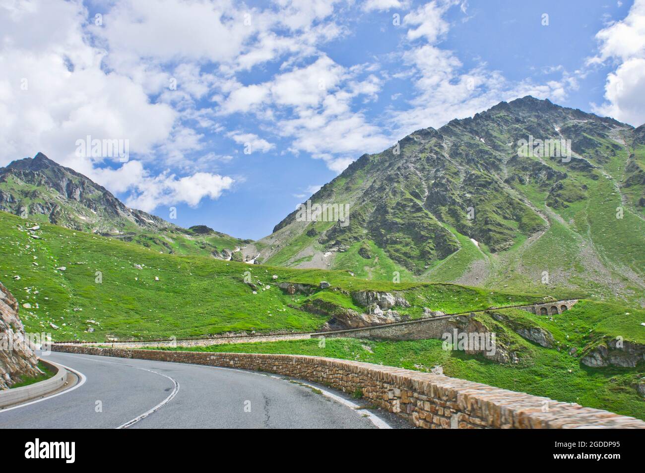 Passo di San Bernardo, strada attraverso le Alpi, Italia, Europa Foto Stock