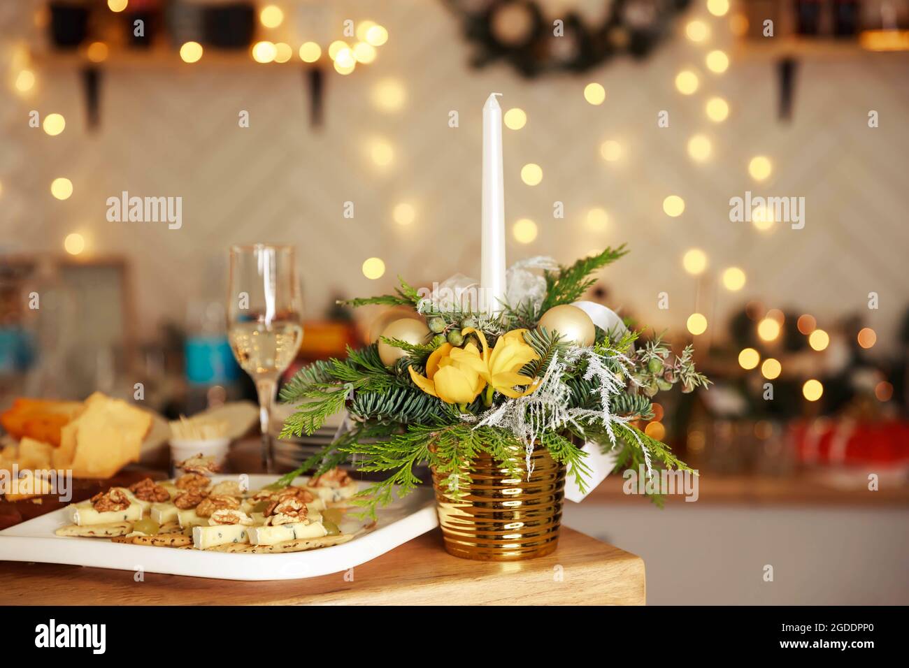 Gusterete una romantica cena a lume di candela. Tavolo da pranzo a lume di candela Foto Stock