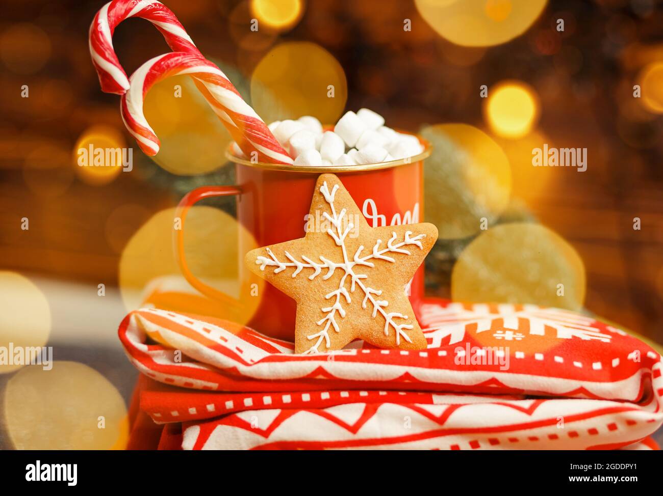 Bevanda calda di Natale in una tazza davanti alle luci scintillanti. Vacanza Foto Stock