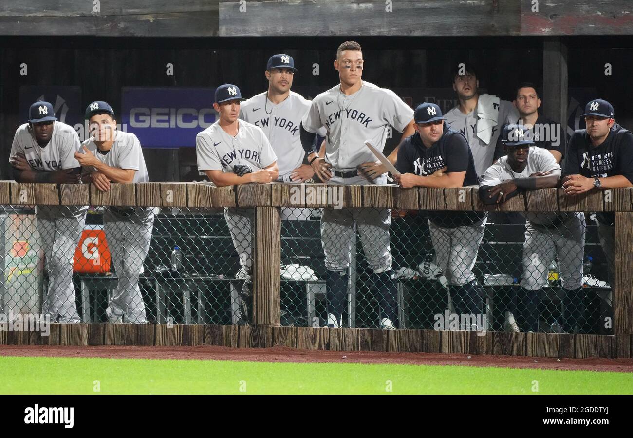 Dyersville, Stati Uniti. 12 agosto 2021. I New York Yankees guardano come i Chicago White Sox mantenere un 7-4 di vantaggio durante l'ottavo assottigliamento del campo MLB di Dreams Game a Dyersville, Iowa, giovedì 12 agosto 2021. Photo by Pat Benic/UPI Credit: UPI/Alamy Live News Foto Stock