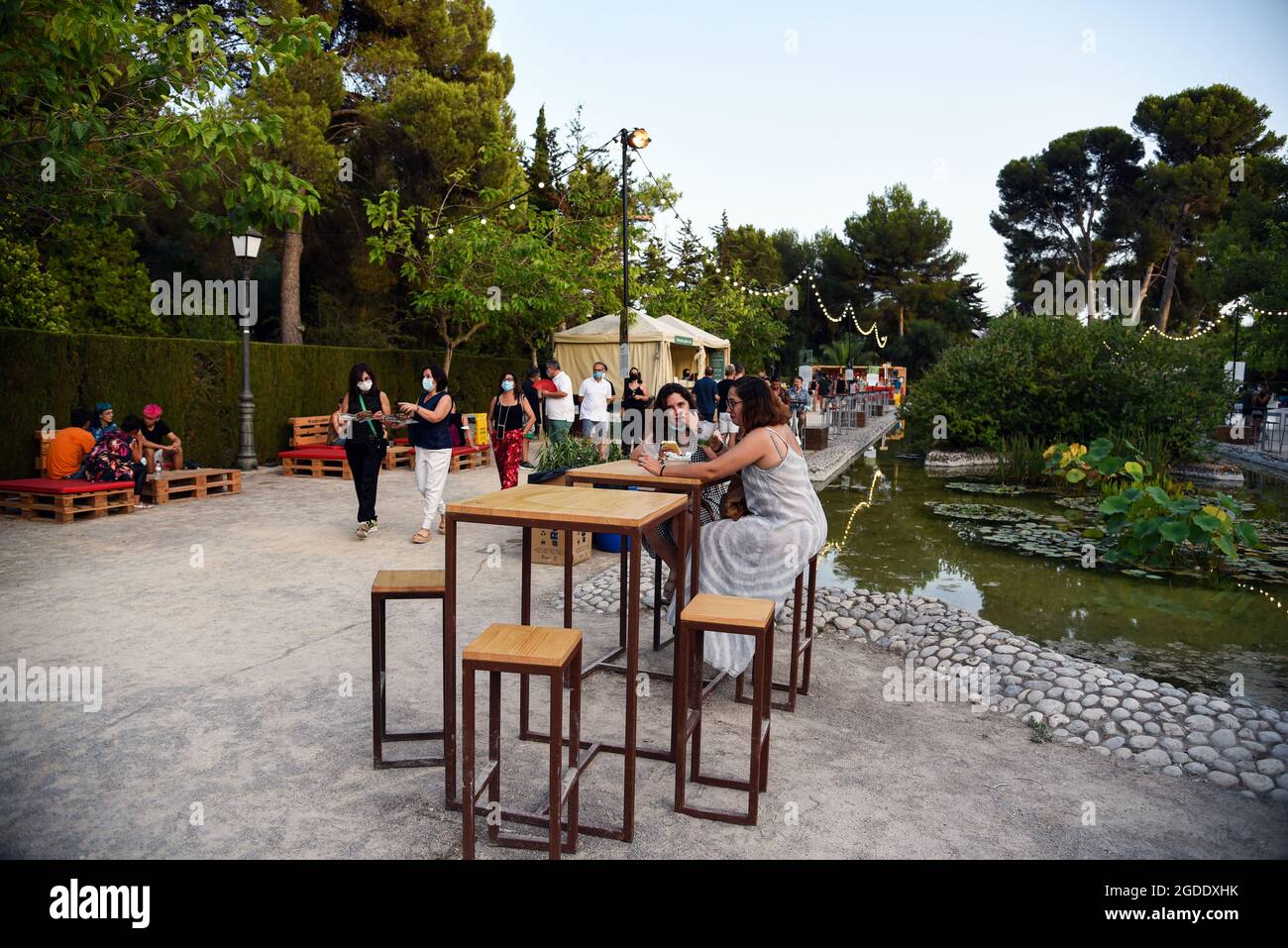 Sitges, Spagna. 13 Agosto 2021. La gente cena al Gastro Village Area del Jardins de Terramar Festival a Sitges. Ogni anno la città di Sitges (Barcellona, Spagna) ospita il Festival Jardins de Terramar, dove cantanti internazionali si esibiscono dal vivo. Ore prima di ogni concerto, i visitatori possono gustare cucina mediterranea, vini e cavas (Champagne della regione della Catalogna) presso il Gastro Village in un'atmosfera rilassata nella sua zona Chill out. Si tengono spettacoli musicali per intrattenere il pubblico. (Foto di Ramon Costa/SOPA Images/Sipa USA) Credit: Sipa USA/Alamy Live News Foto Stock