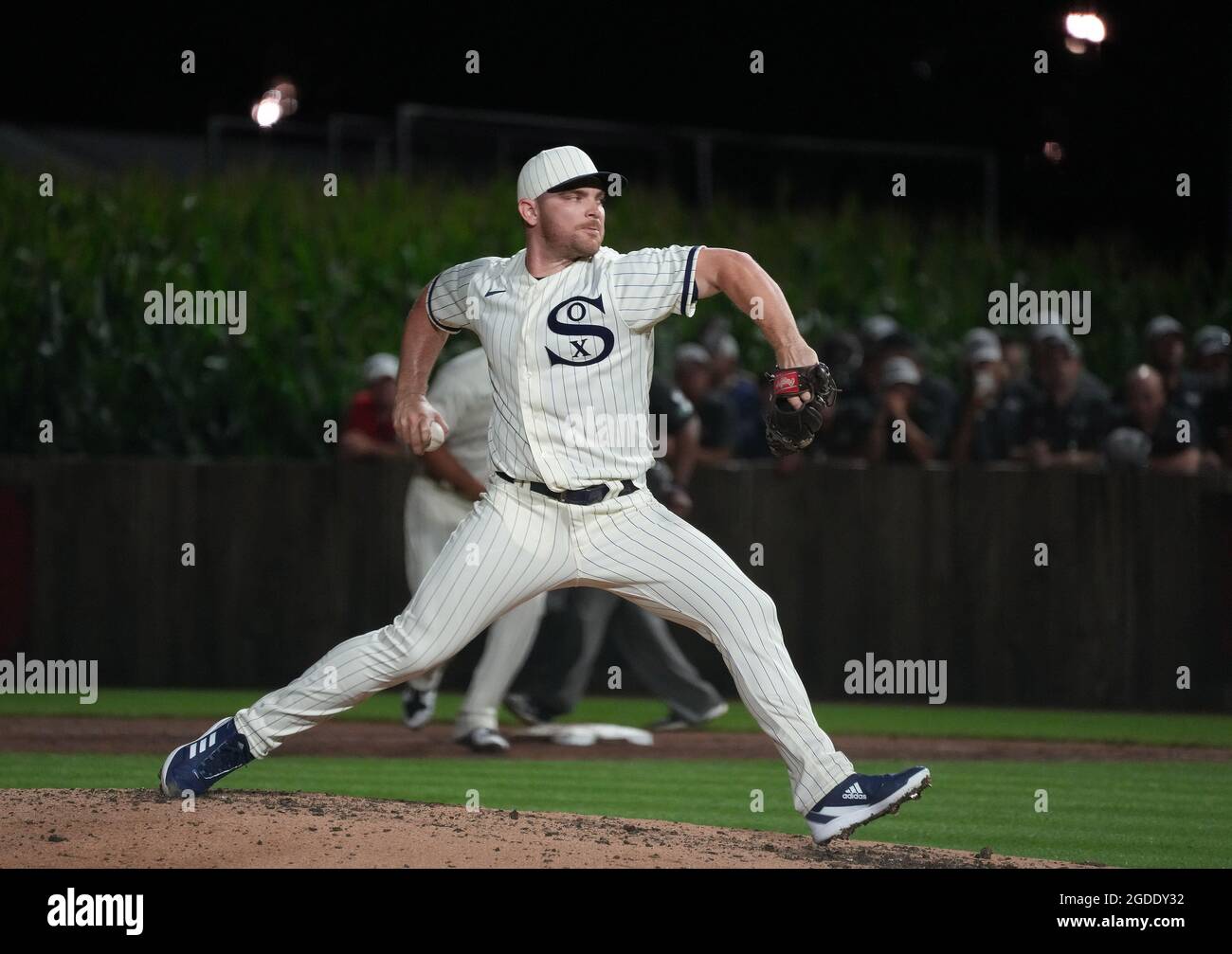 Dyersville, Stati Uniti. 12 agosto 2021. Chicago White Sox Relief Pitcher Liam Hendriks (31) consegna al New York Yankees durante il nono inning del MLB Field of Dreams Game a Dyersville, Iowa, giovedì 12 agosto 2021. Photo by Pat Benic/UPI Credit: UPI/Alamy Live News Foto Stock