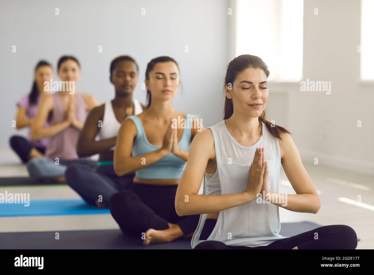 Gruppo di donne che fanno yoga immagini e fotografie stock ad alta  risoluzione - Alamy